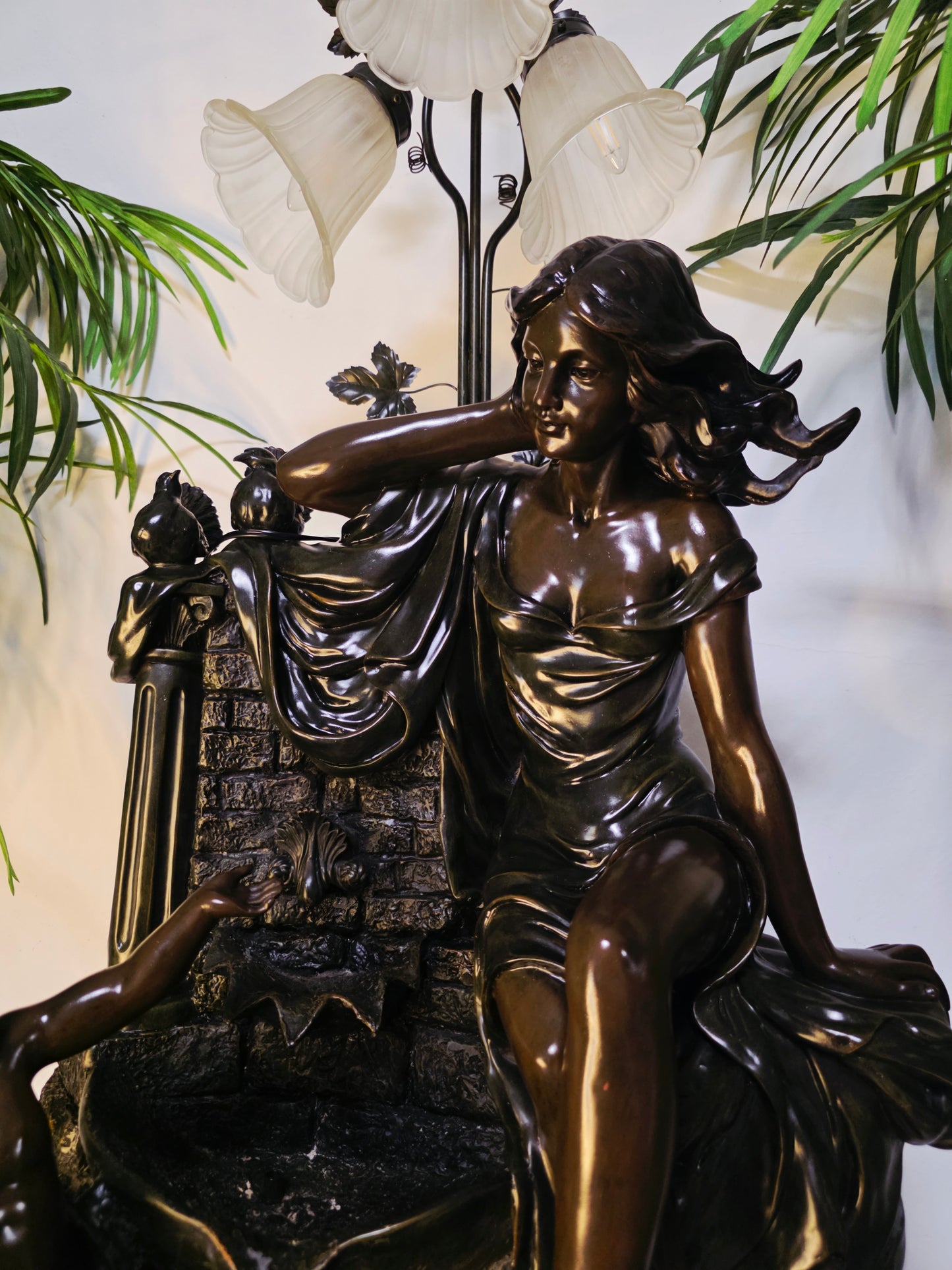 Fuente De Mujer, Niño y Tres Luces Florales sobre Pedestal Clasico – Pieza Monumental 🌿🏛️🪔