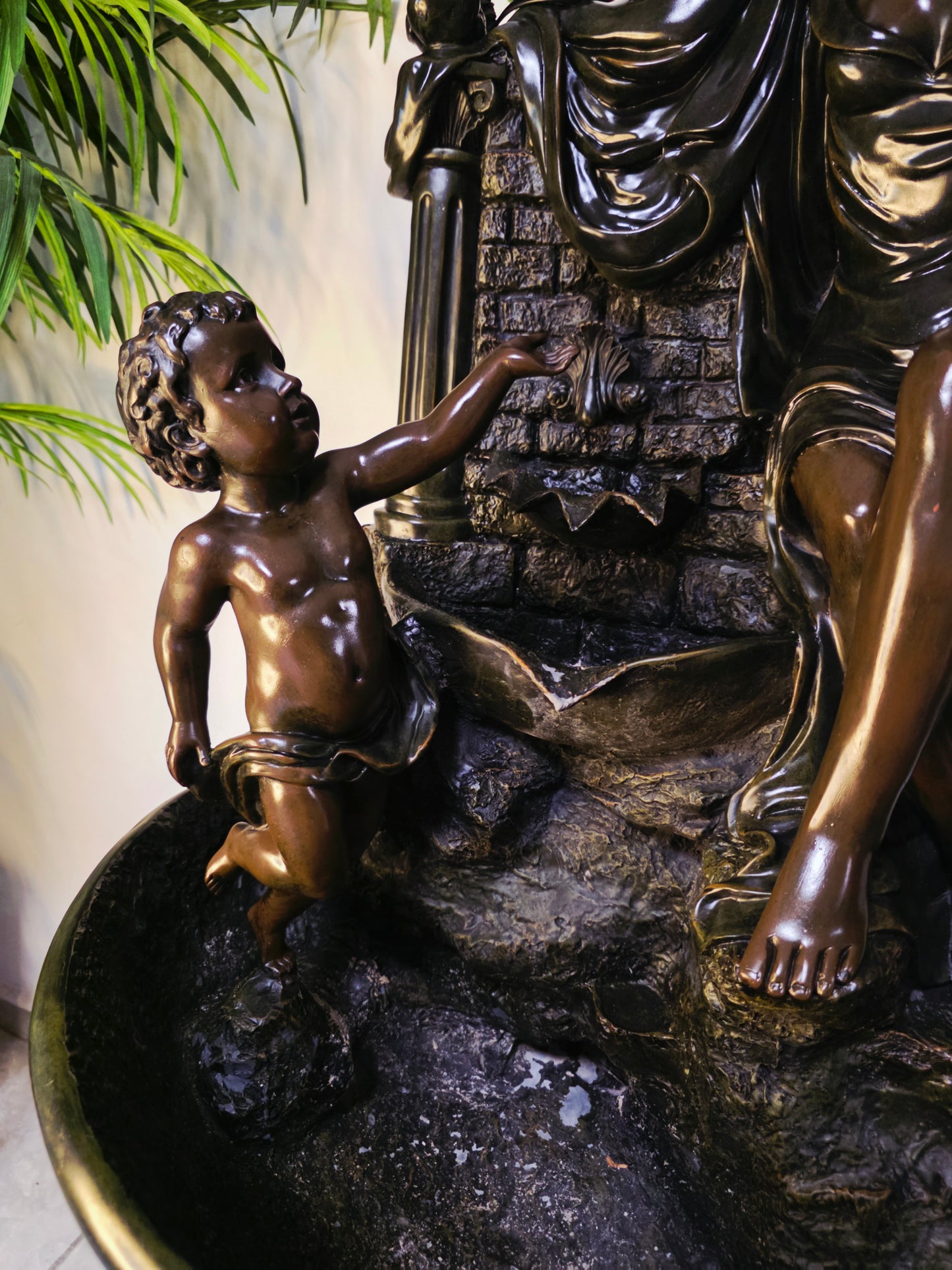 Fuente De Mujer, Niño y Tres Luces Florales sobre Pedestal Clasico – Pieza Monumental 🌿🏛️🪔