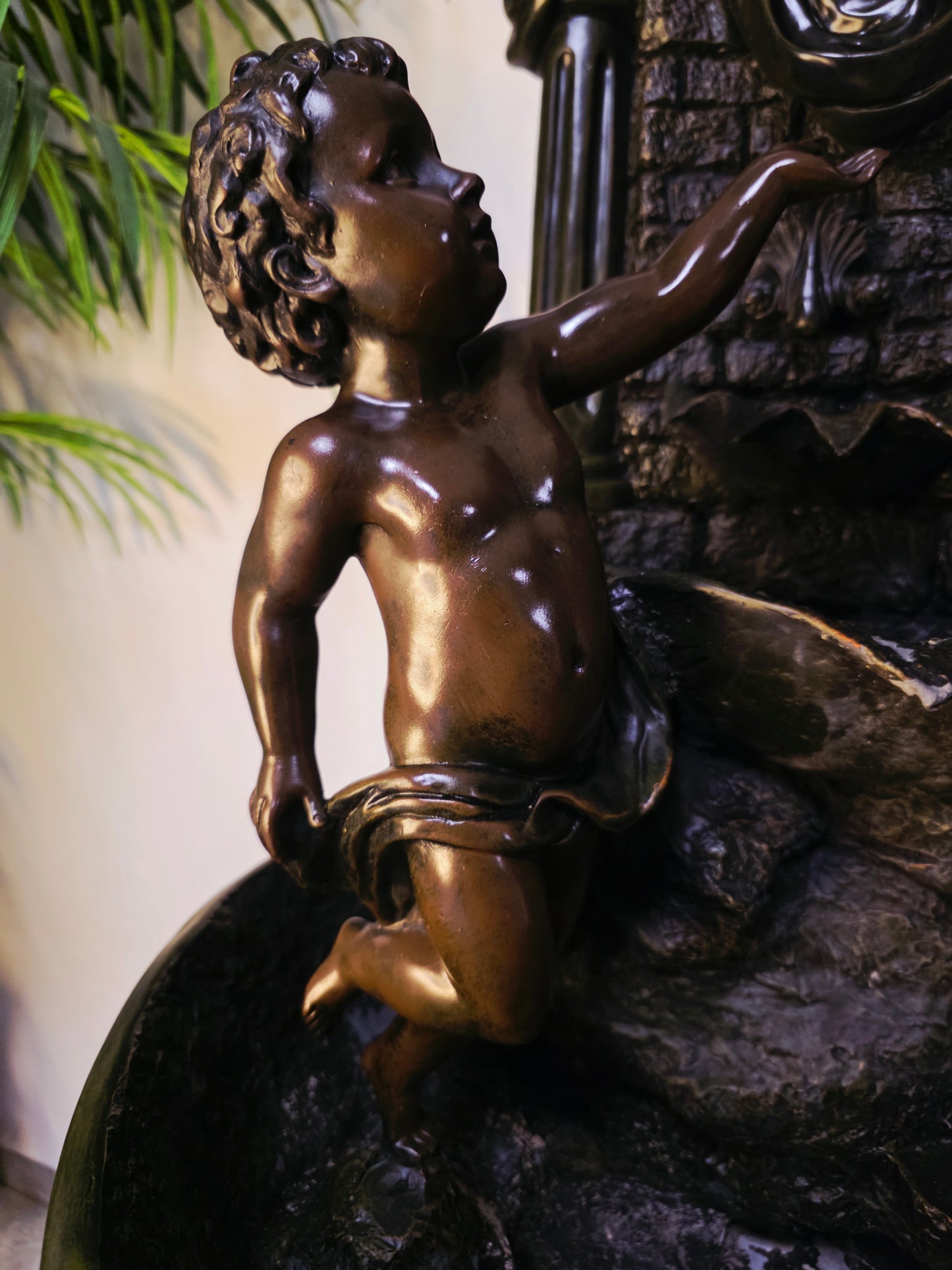 Fuente De Mujer, Niño y Tres Luces Florales sobre Pedestal Clasico – Pieza Monumental 🌿🏛️🪔