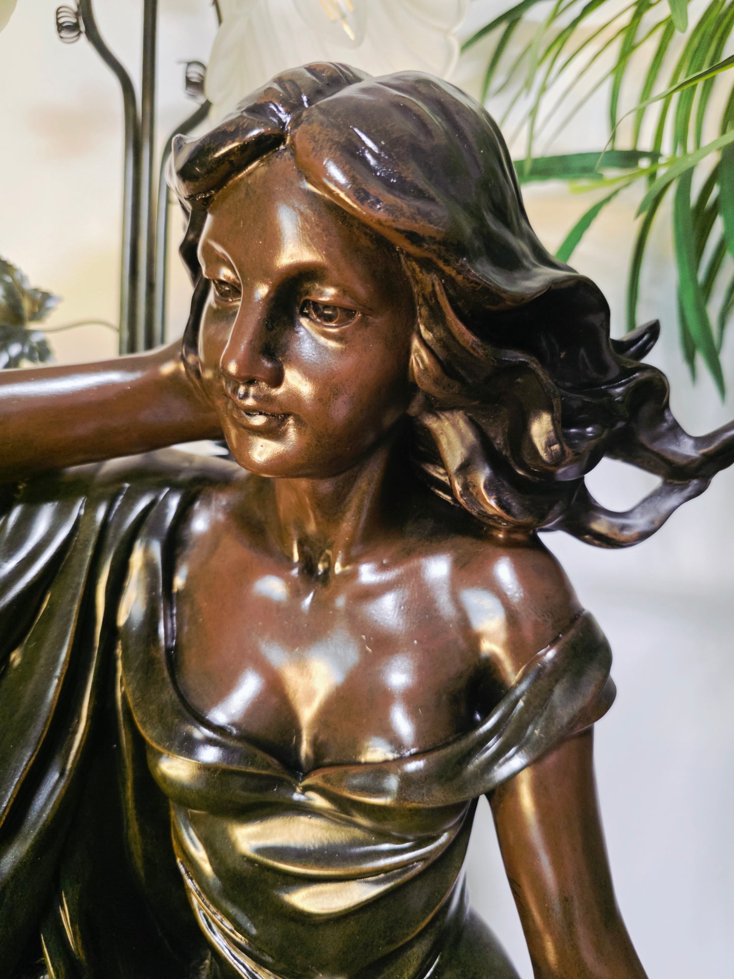 Fuente De Mujer, Niño y Tres Luces Florales sobre Pedestal Clasico – Pieza Monumental 🌿🏛️🪔
