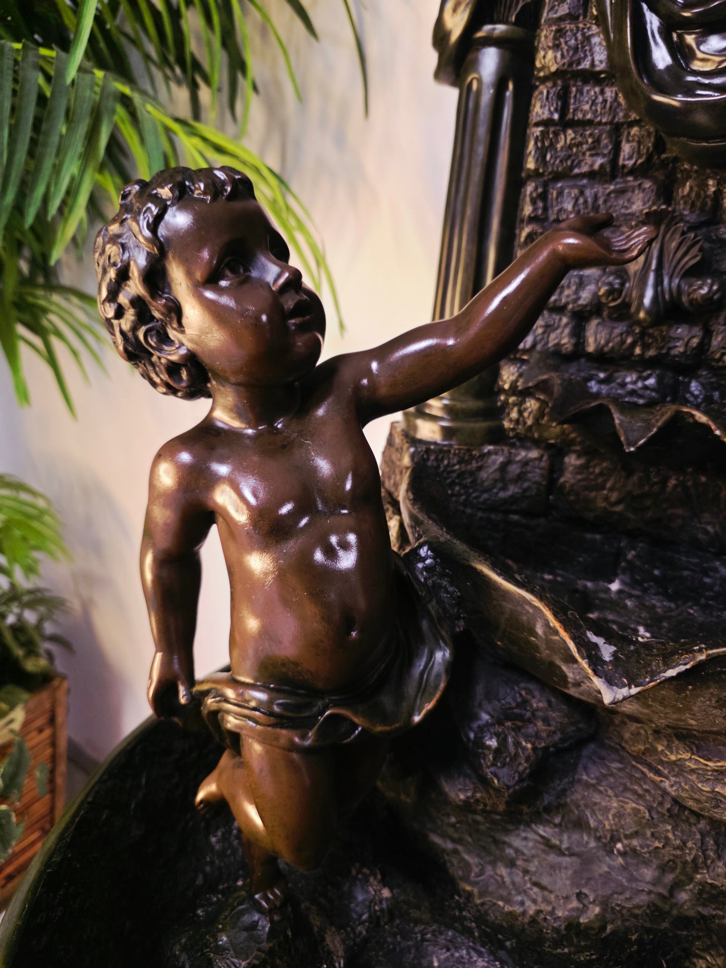 Fuente De Mujer, Niño y Tres Luces Florales sobre Pedestal Clasico – Pieza Monumental 🌿🏛️🪔