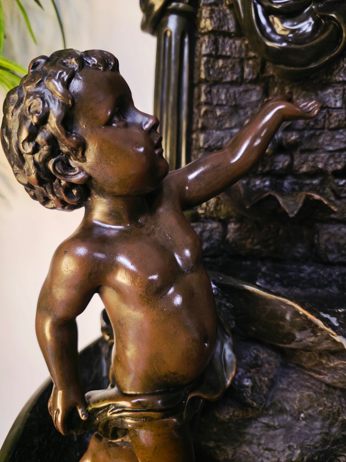 Fuente De Mujer, Niño y Tres Luces Florales sobre Pedestal Clasico – Pieza Monumental 🌿🏛️🪔