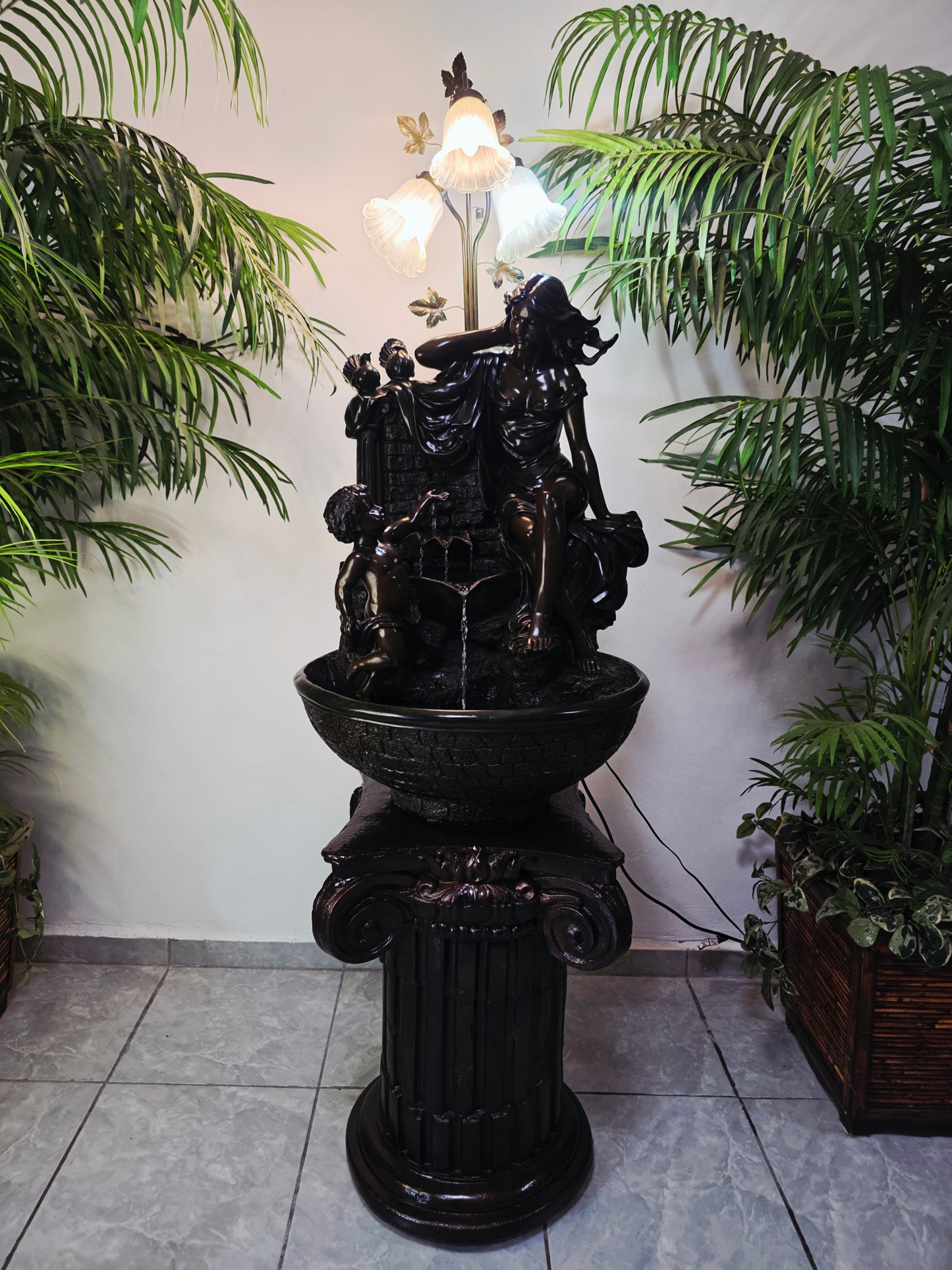 Fuente De Mujer, Niño y Tres Luces Florales sobre Pedestal Clasico – Pieza Monumental 🌿🏛️🪔