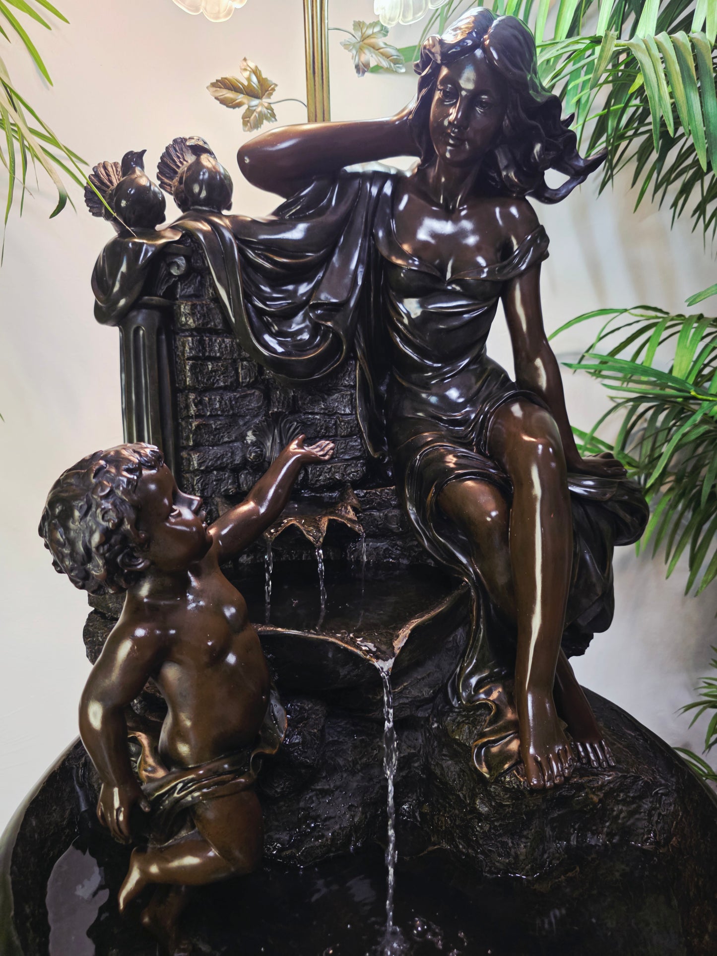 Fuente De Mujer, Niño y Tres Luces Florales sobre Pedestal Clasico – Pieza Monumental 🌿🏛️🪔