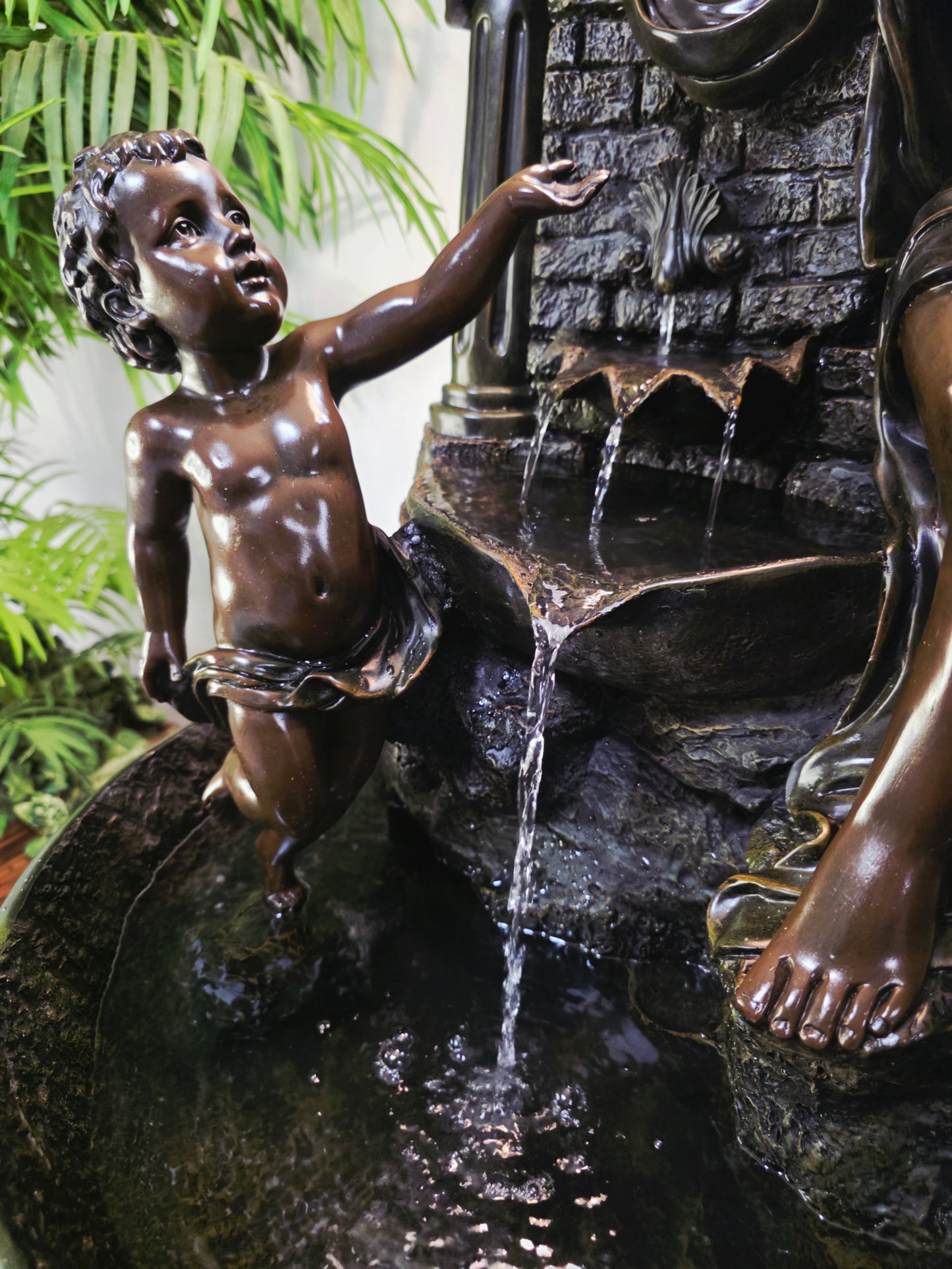 Fuente De Mujer, Niño y Tres Luces Florales sobre Pedestal Clasico – Pieza Monumental 🌿🏛️🪔