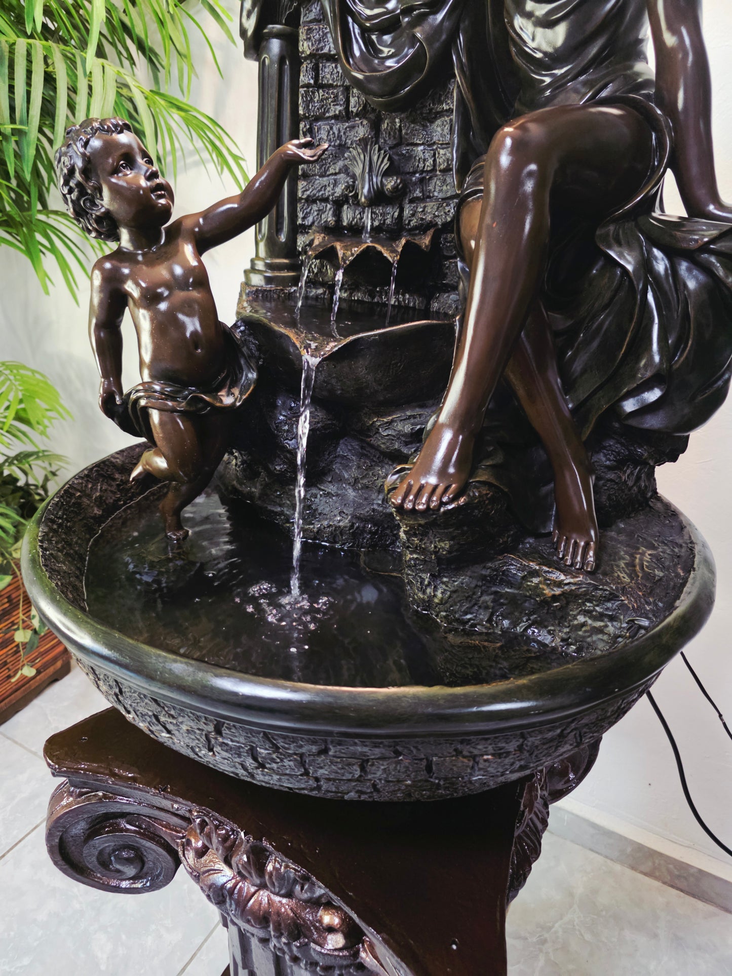 Fuente De Mujer, Niño y Tres Luces Florales sobre Pedestal Clasico – Pieza Monumental 🌿🏛️🪔