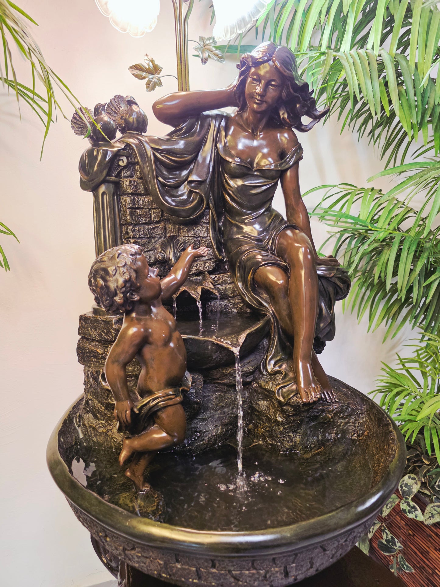 Fuente De Mujer, Niño y Tres Luces Florales sobre Pedestal Clasico – Pieza Monumental 🌿🏛️🪔