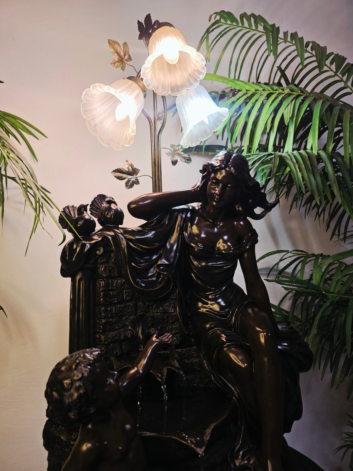 Fuente De Mujer, Niño y Tres Luces Florales sobre Pedestal Clasico – Pieza Monumental 🌿🏛️🪔