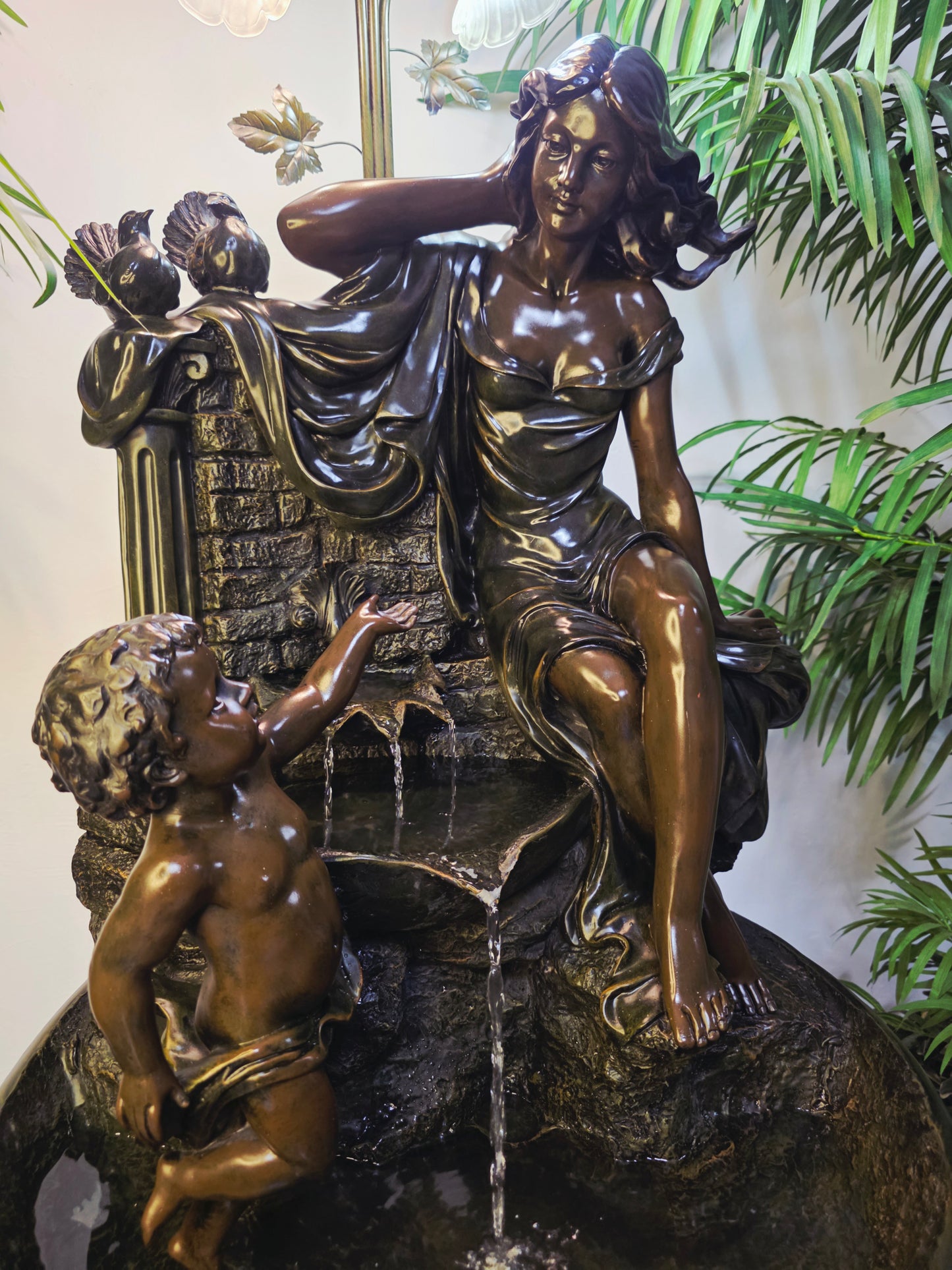 Fuente De Mujer, Niño y Tres Luces Florales sobre Pedestal Clasico – Pieza Monumental 🌿🏛️🪔