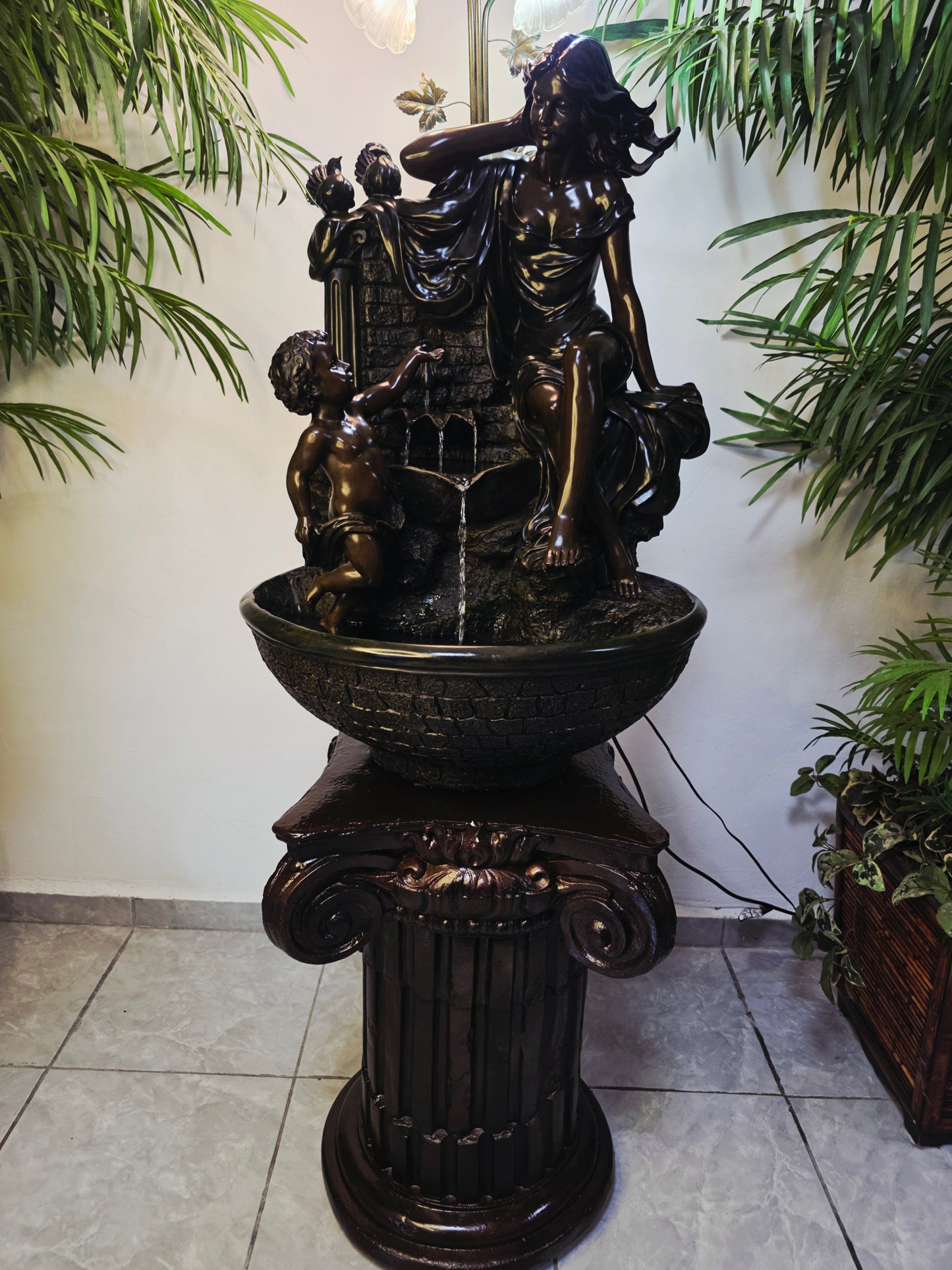 Fuente De Mujer, Niño y Tres Luces Florales sobre Pedestal Clasico – Pieza Monumental 🌿🏛️🪔