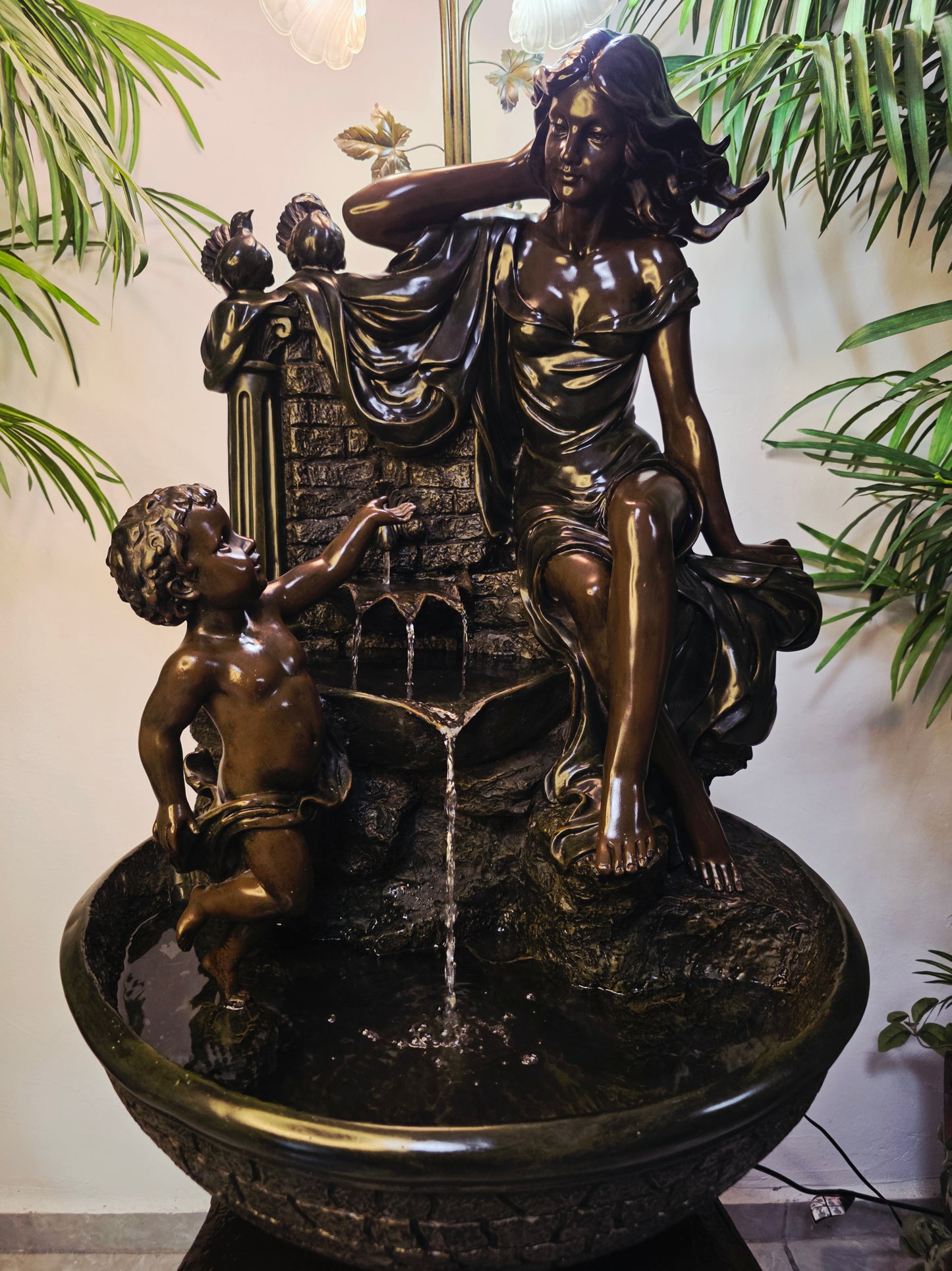 Fuente De Mujer, Niño y Tres Luces Florales sobre Pedestal Clasico – Pieza Monumental 🌿🏛️🪔