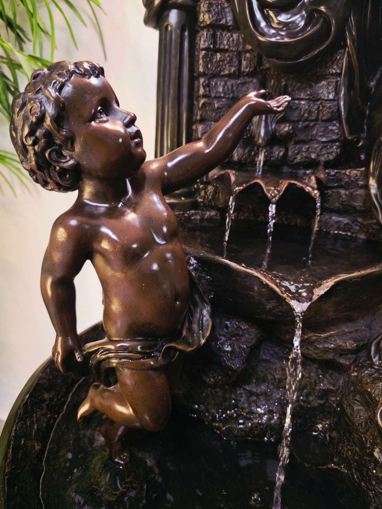 Fuente De Mujer, Niño y Tres Luces Florales sobre Pedestal Clasico – Pieza Monumental 🌿🏛️🪔