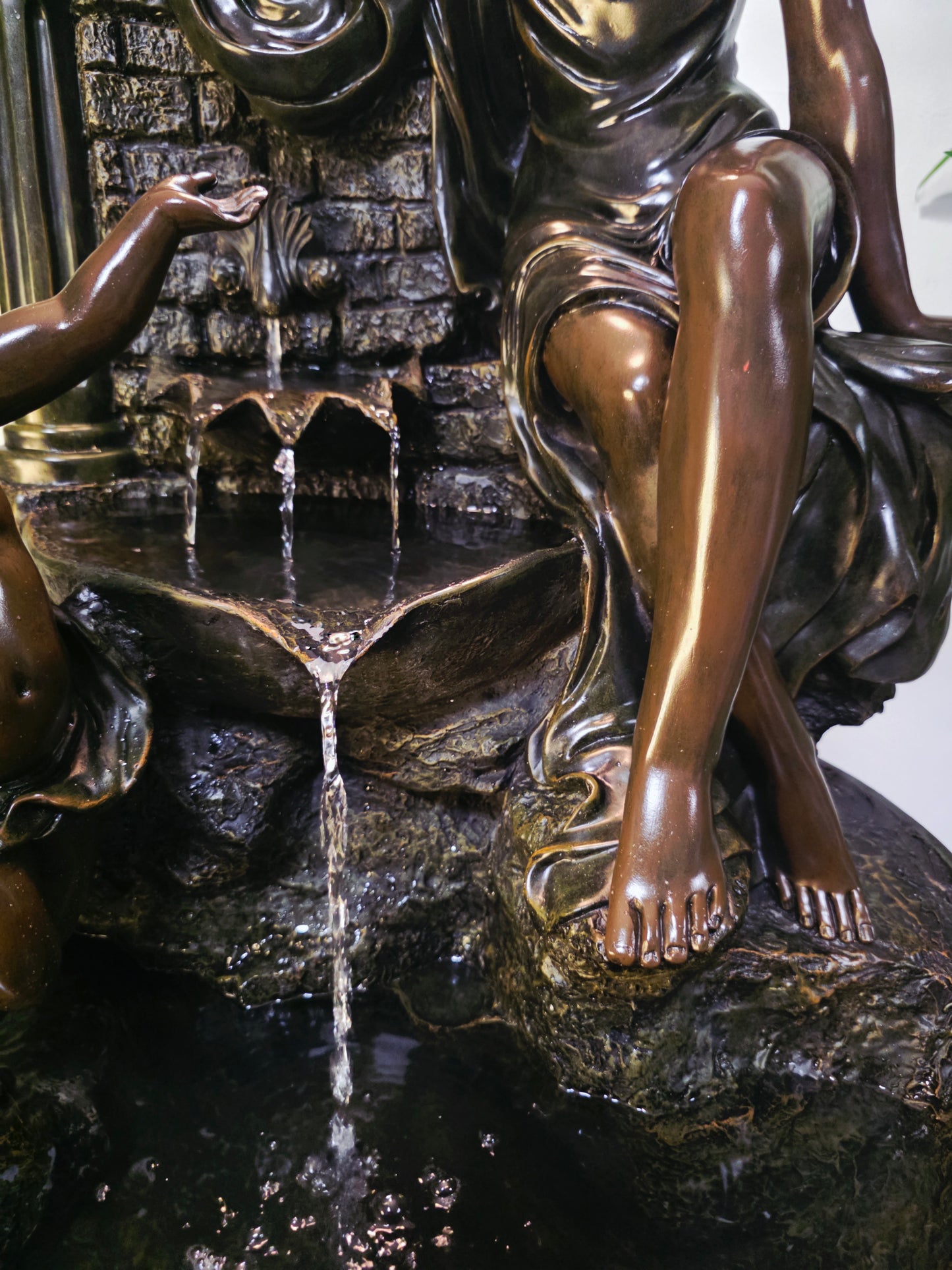 Fuente De Mujer, Niño y Tres Luces Florales sobre Pedestal Clasico – Pieza Monumental 🌿🏛️🪔