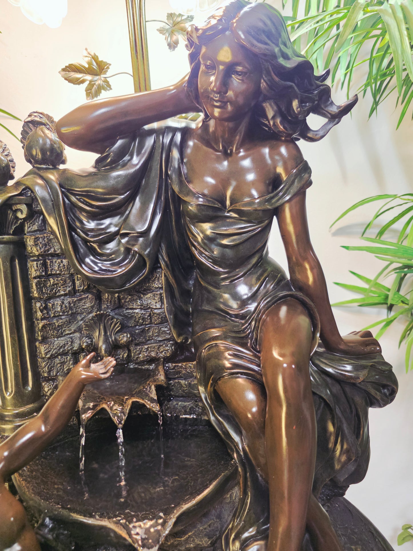 Fuente De Mujer, Niño y Tres Luces Florales sobre Pedestal Clasico – Pieza Monumental 🌿🏛️🪔