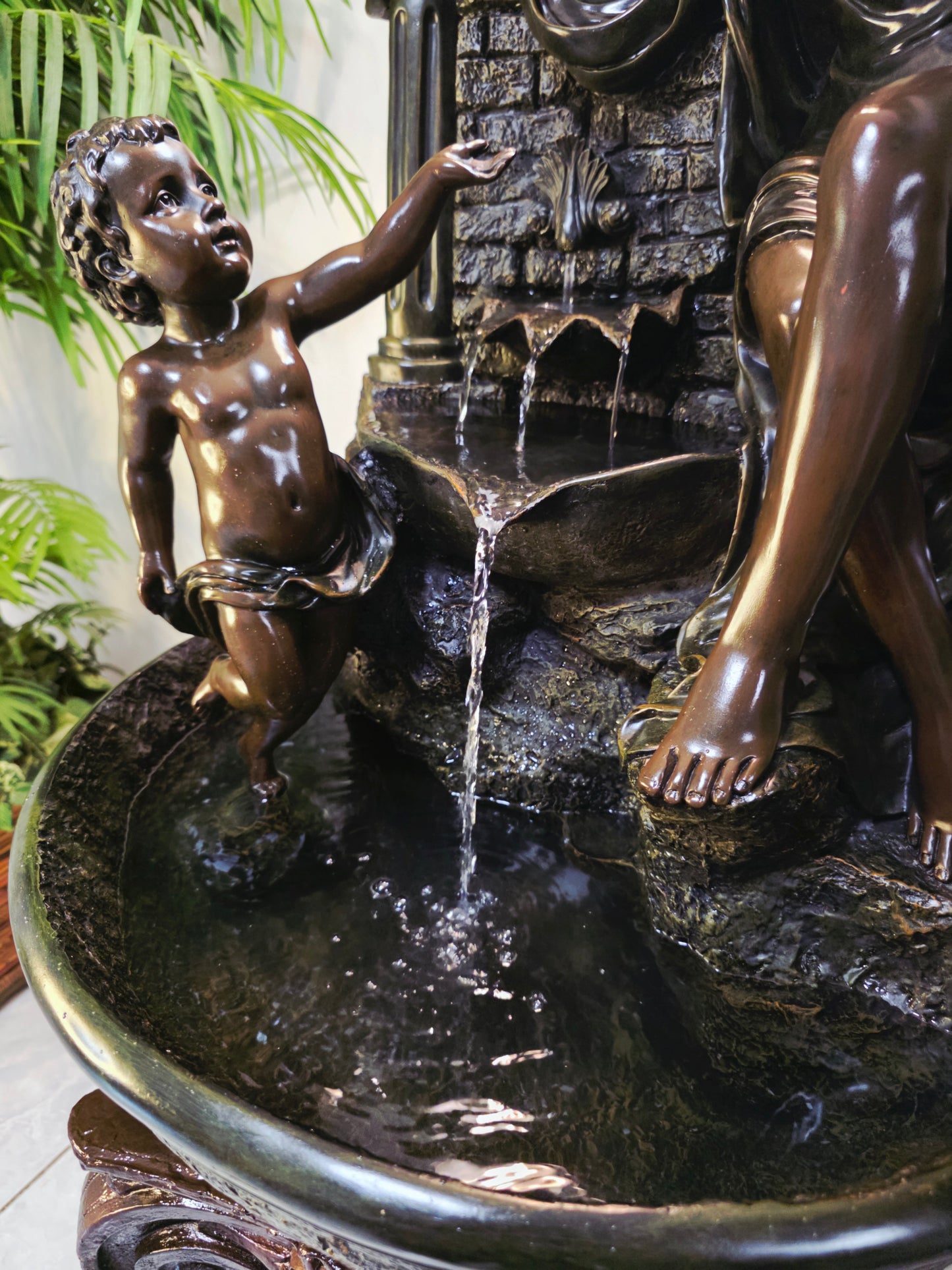 Fuente De Mujer, Niño y Tres Luces Florales sobre Pedestal Clasico – Pieza Monumental 🌿🏛️🪔