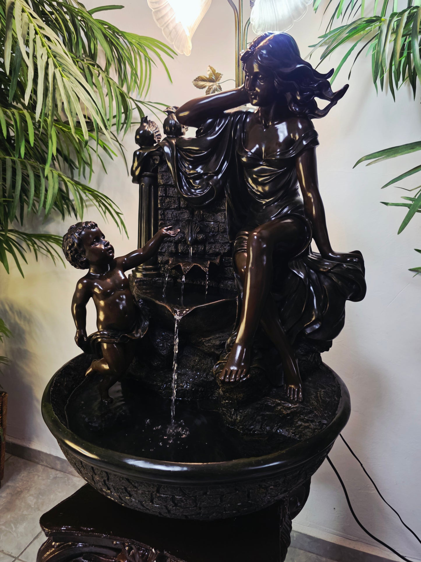Fuente De Mujer, Niño y Tres Luces Florales sobre Pedestal Clasico – Pieza Monumental 🌿🏛️🪔