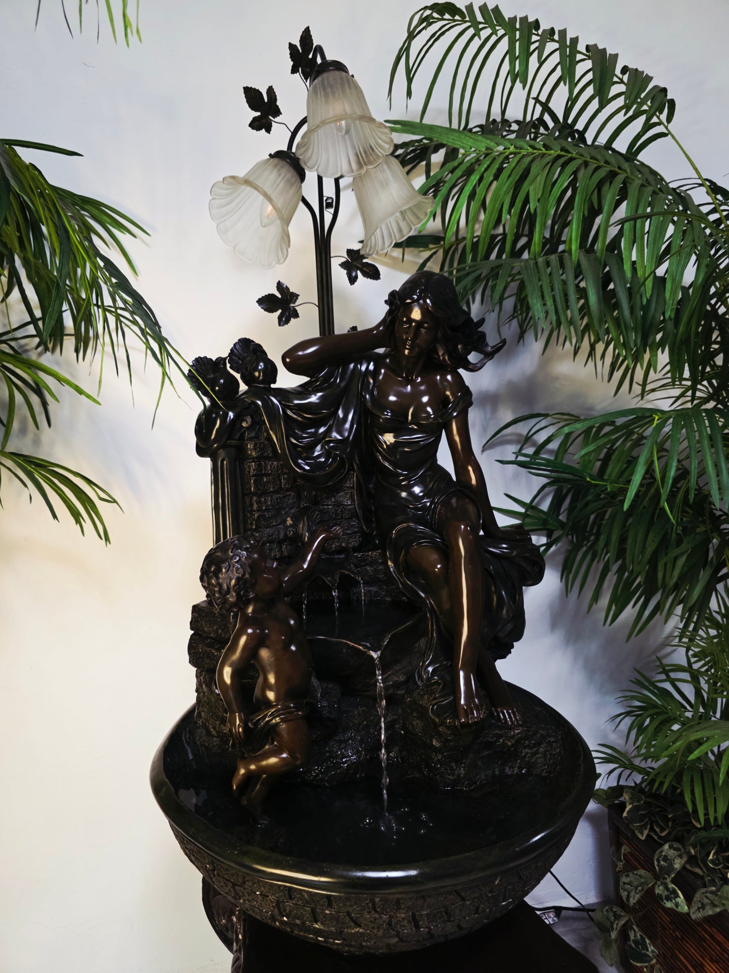 Fuente De Mujer, Niño y Tres Luces Florales sobre Pedestal Clasico – Pieza Monumental 🌿🏛️🪔