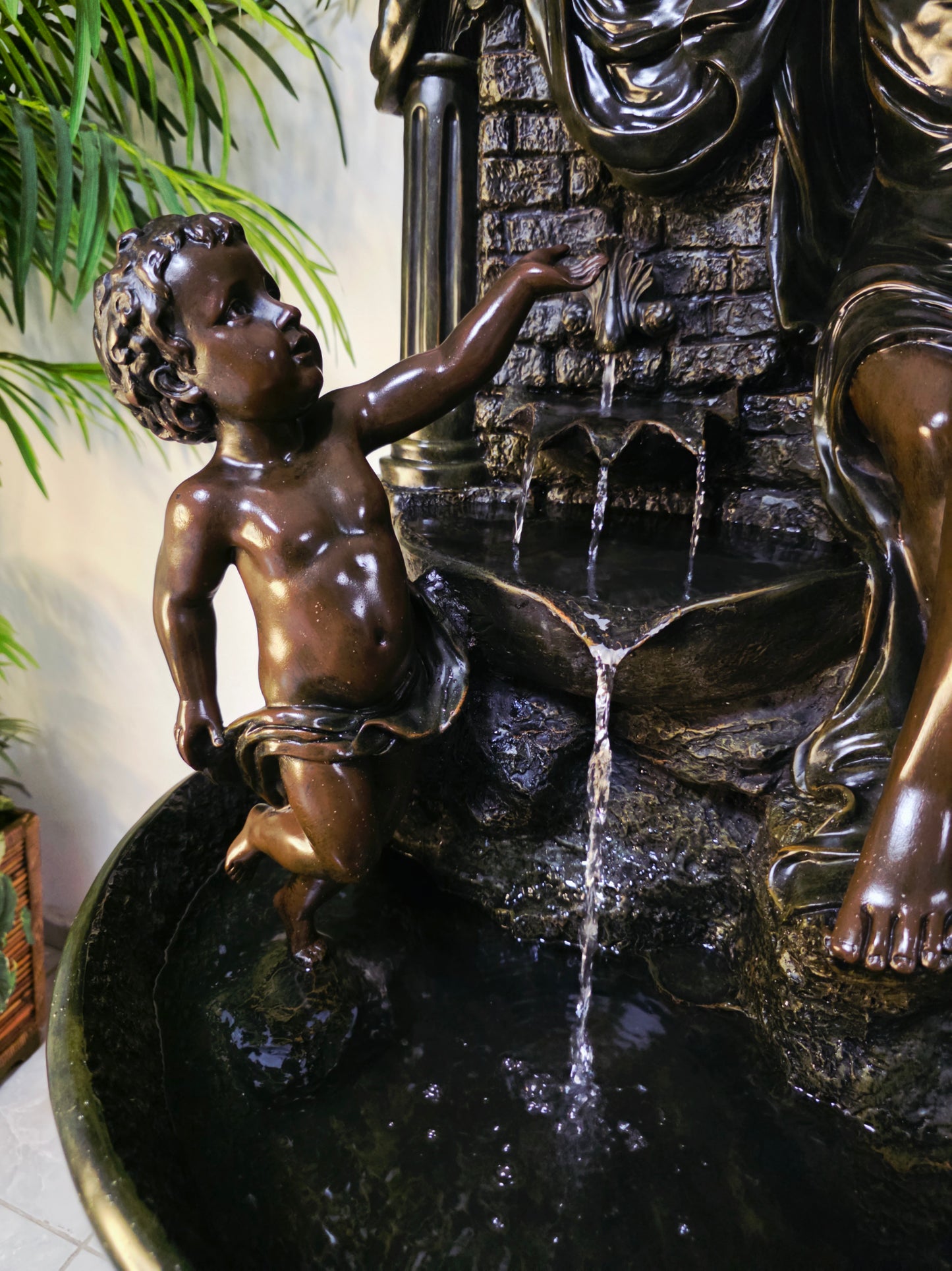 Fuente De Mujer, Niño y Tres Luces Florales sobre Pedestal Clasico – Pieza Monumental 🌿🏛️🪔