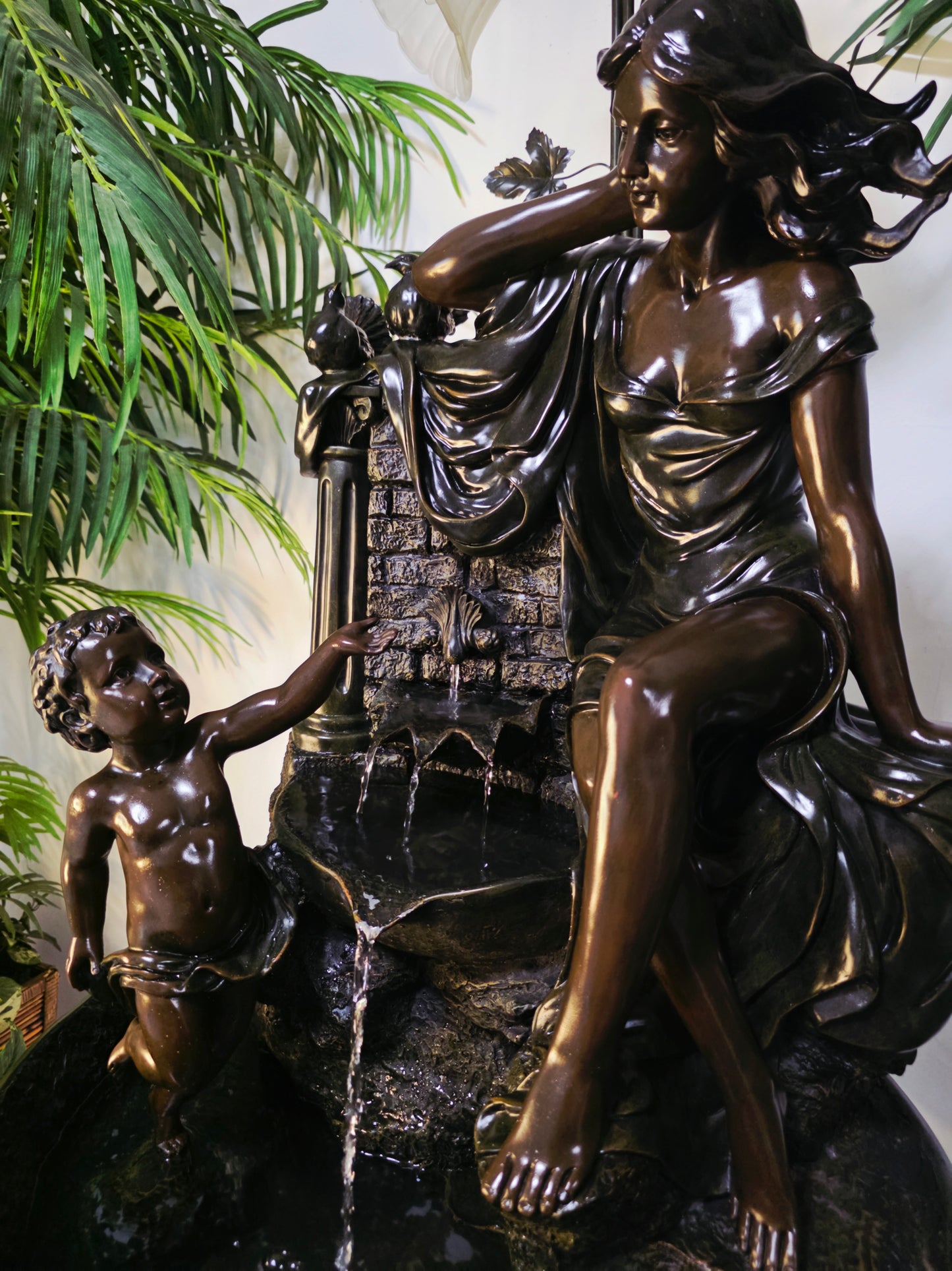 Fuente De Mujer, Niño y Tres Luces Florales sobre Pedestal Clasico – Pieza Monumental 🌿🏛️🪔
