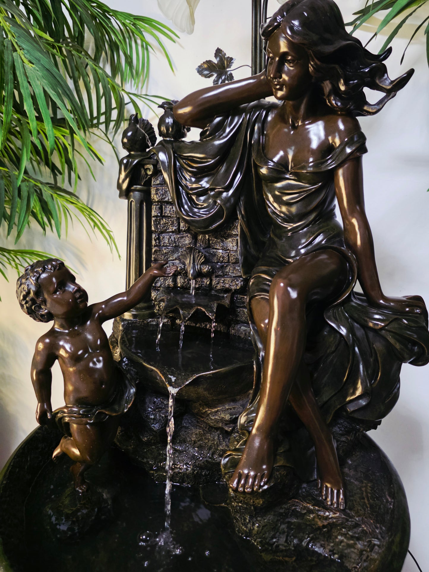 Fuente De Mujer, Niño y Tres Luces Florales sobre Pedestal Clasico – Pieza Monumental 🌿🏛️🪔