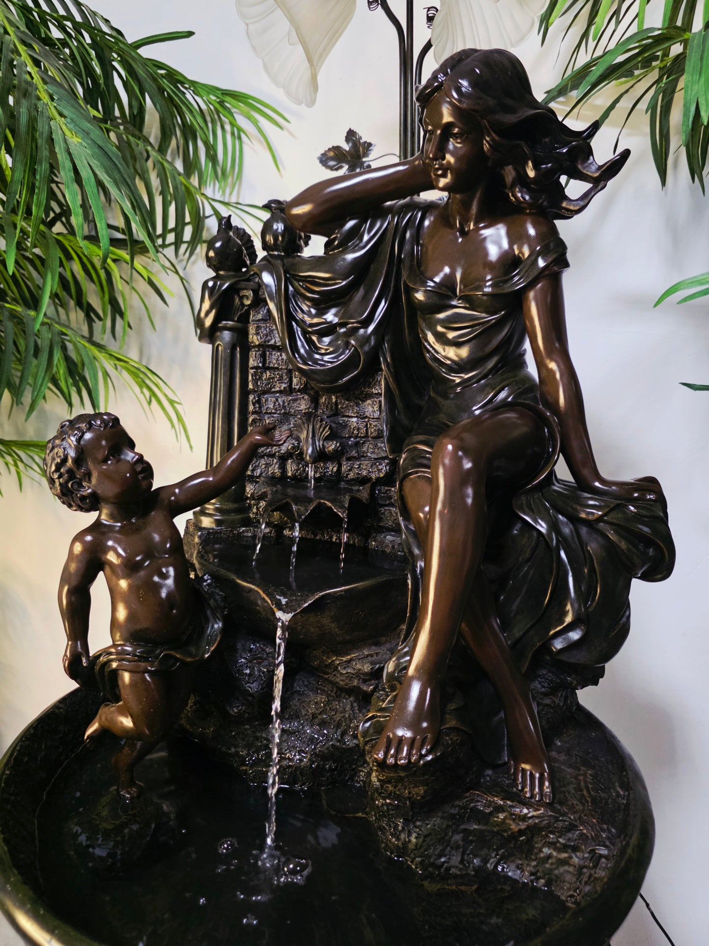 Fuente De Mujer, Niño y Tres Luces Florales sobre Pedestal Clasico – Pieza Monumental 🌿🏛️🪔