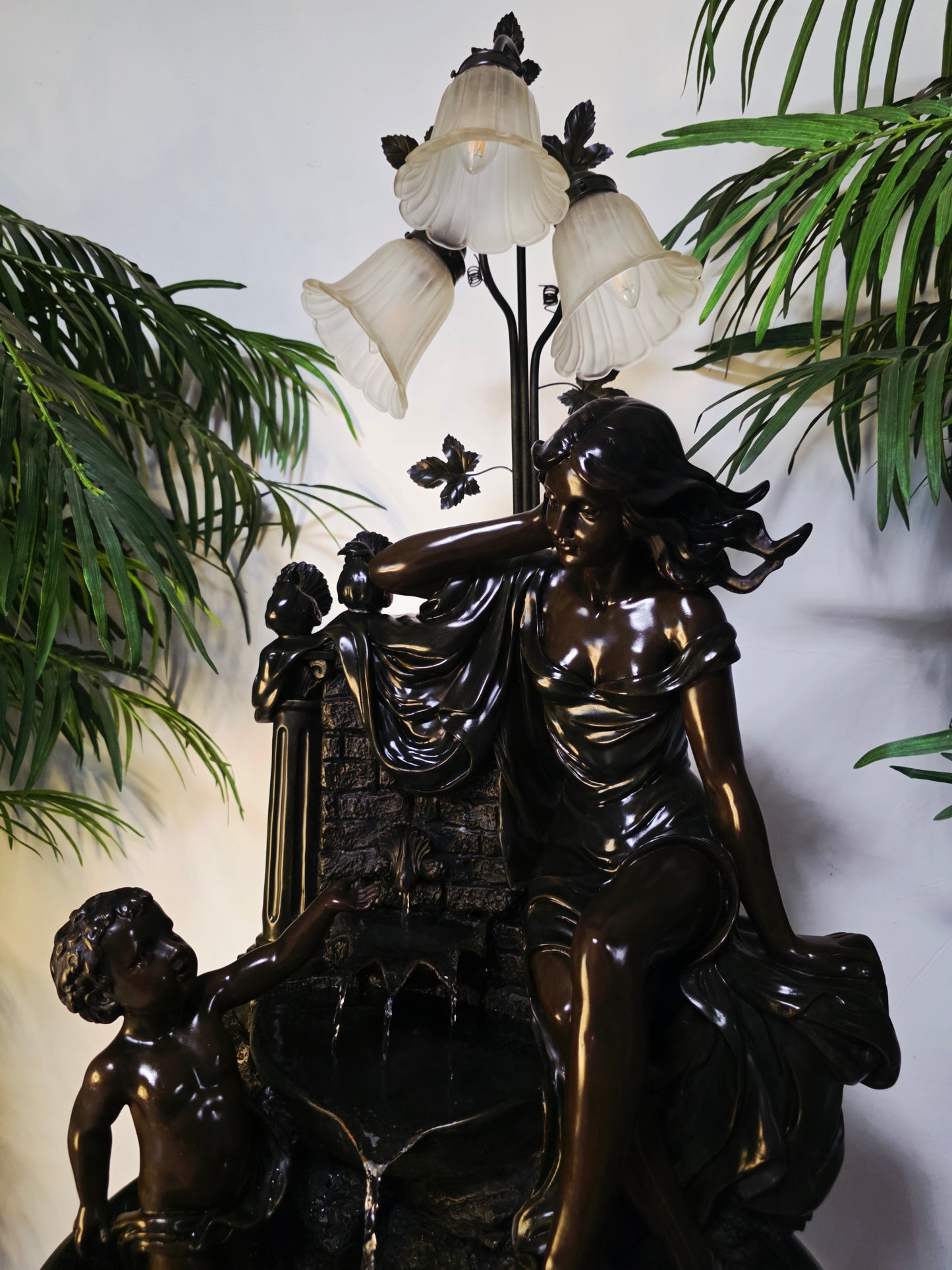 Fuente De Mujer, Niño y Tres Luces Florales sobre Pedestal Clasico – Pieza Monumental 🌿🏛️🪔