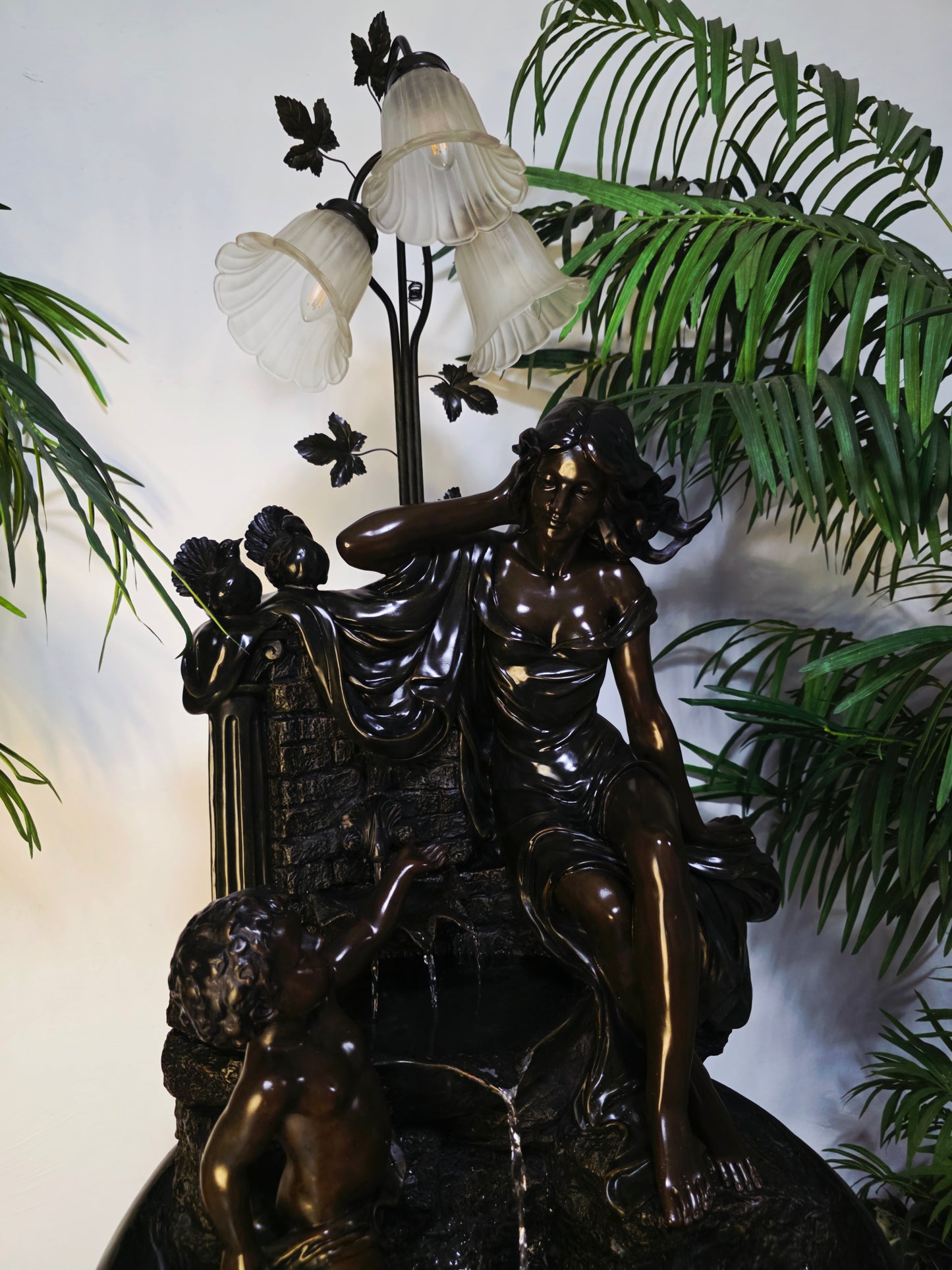 Fuente De Mujer, Niño y Tres Luces Florales sobre Pedestal Clasico – Pieza Monumental 🌿🏛️🪔