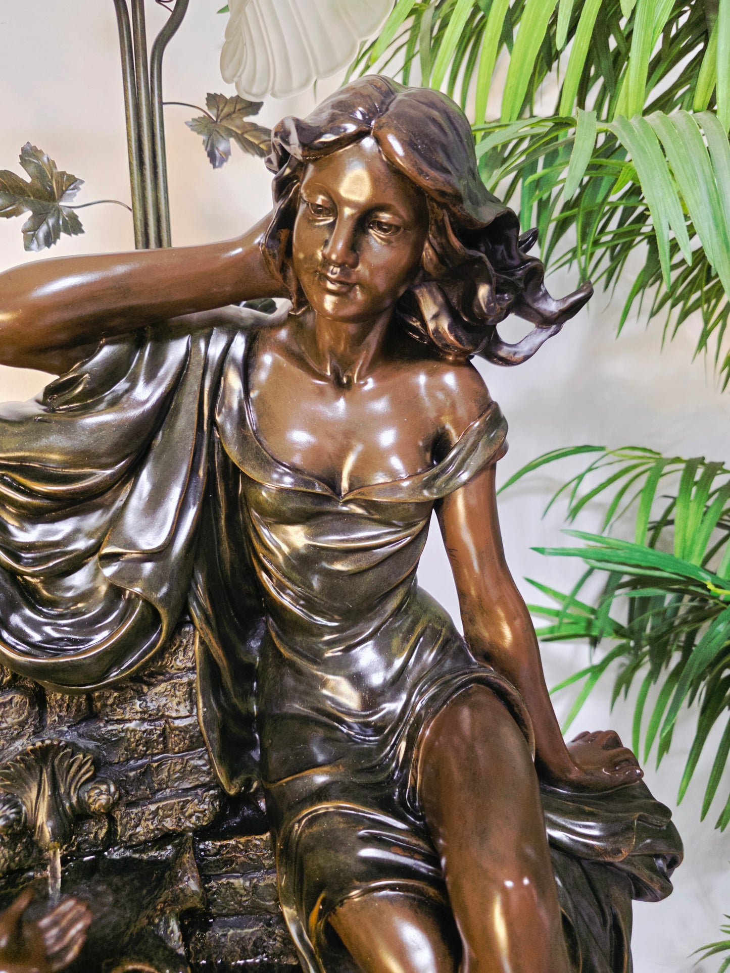 Fuente De Mujer, Niño y Tres Luces Florales sobre Pedestal Clasico – Pieza Monumental 🌿🏛️🪔