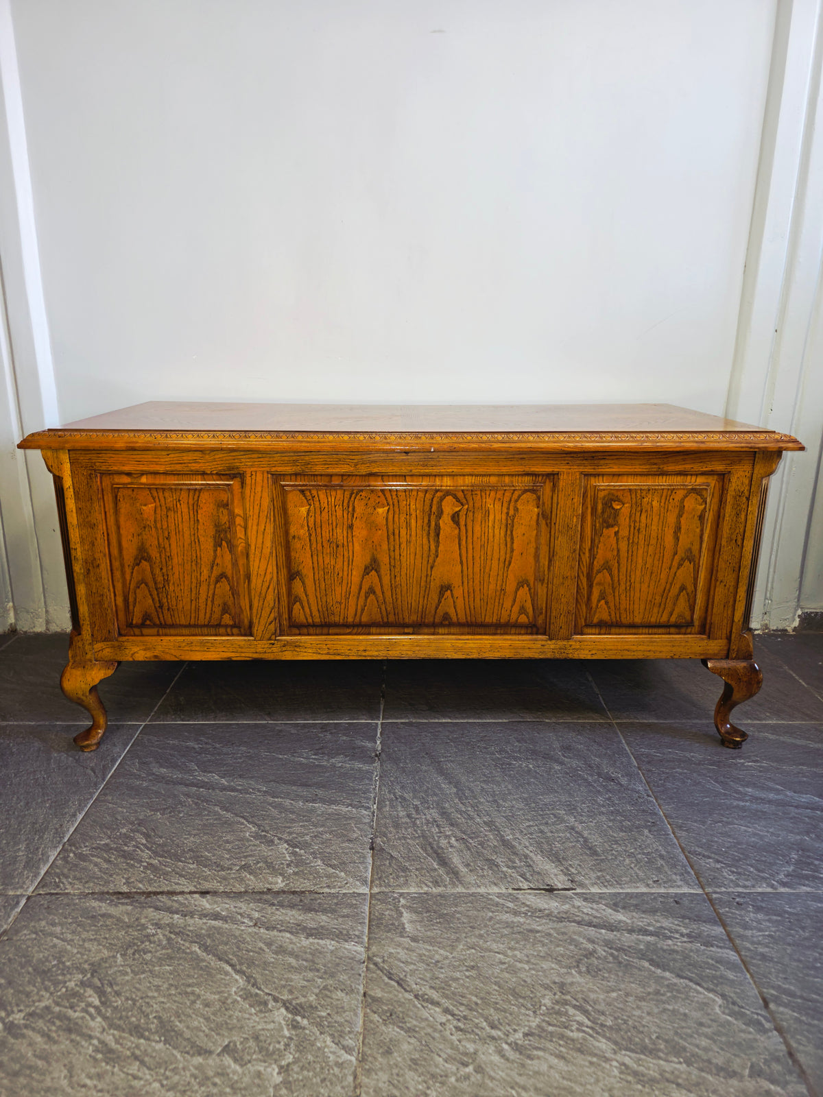 Bernhardt Flair Division Desk – Queen Anne Revival (1970s) 🪶⚜️🕊️