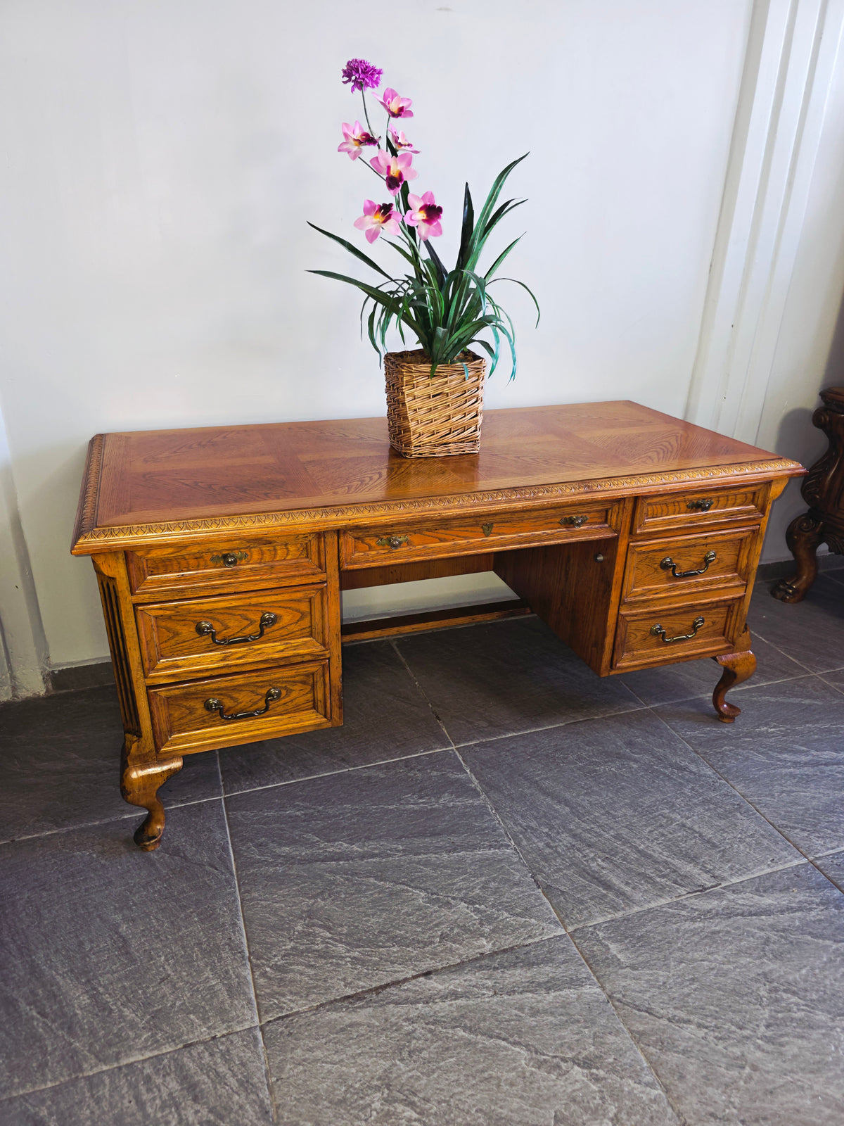 Bernhardt Flair Division Desk – Queen Anne Revival (1970s) 🪶⚜️🕊️