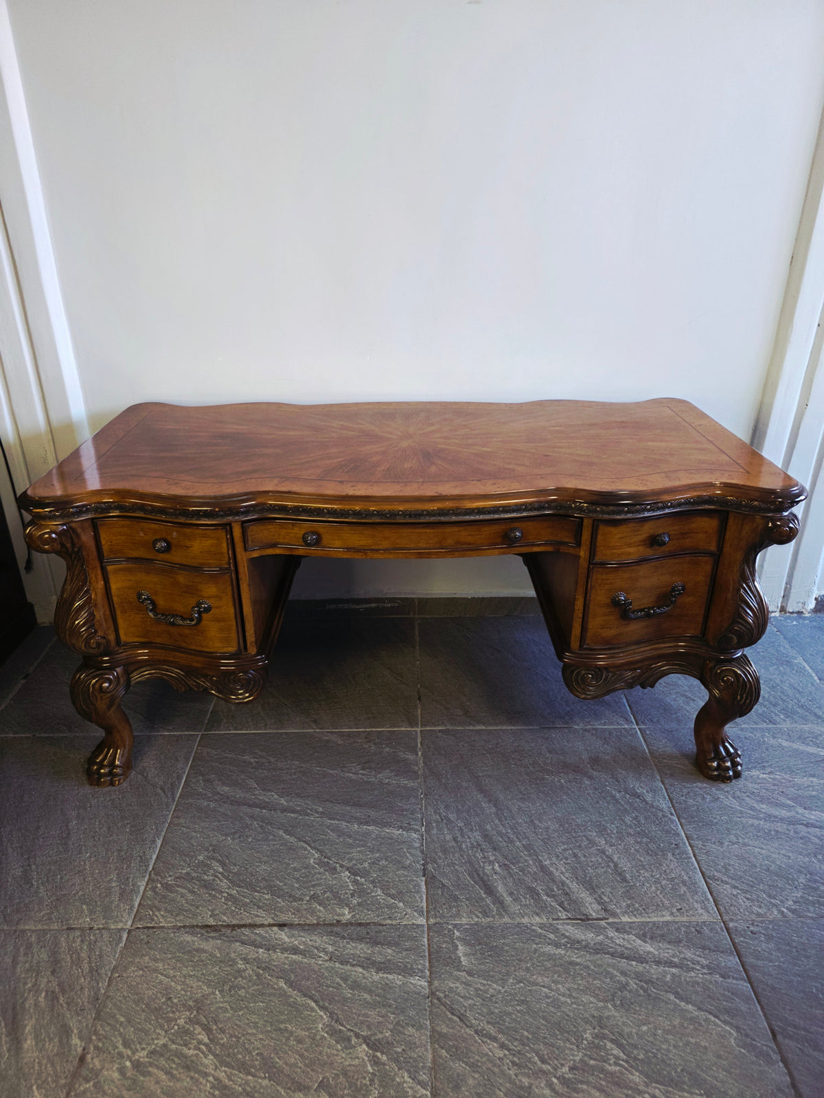 AICO Executive Desk – Michael Amini, Signature Series⚜️🏛️🌿