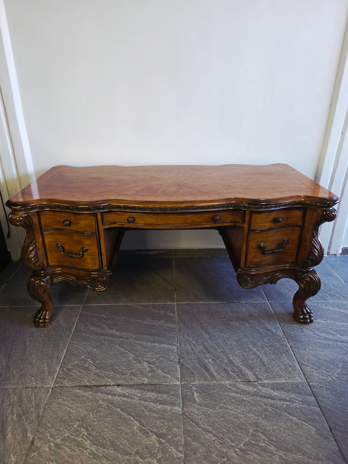 AICO Executive Desk – Michael Amini, Signature Series⚜️🏛️🌿