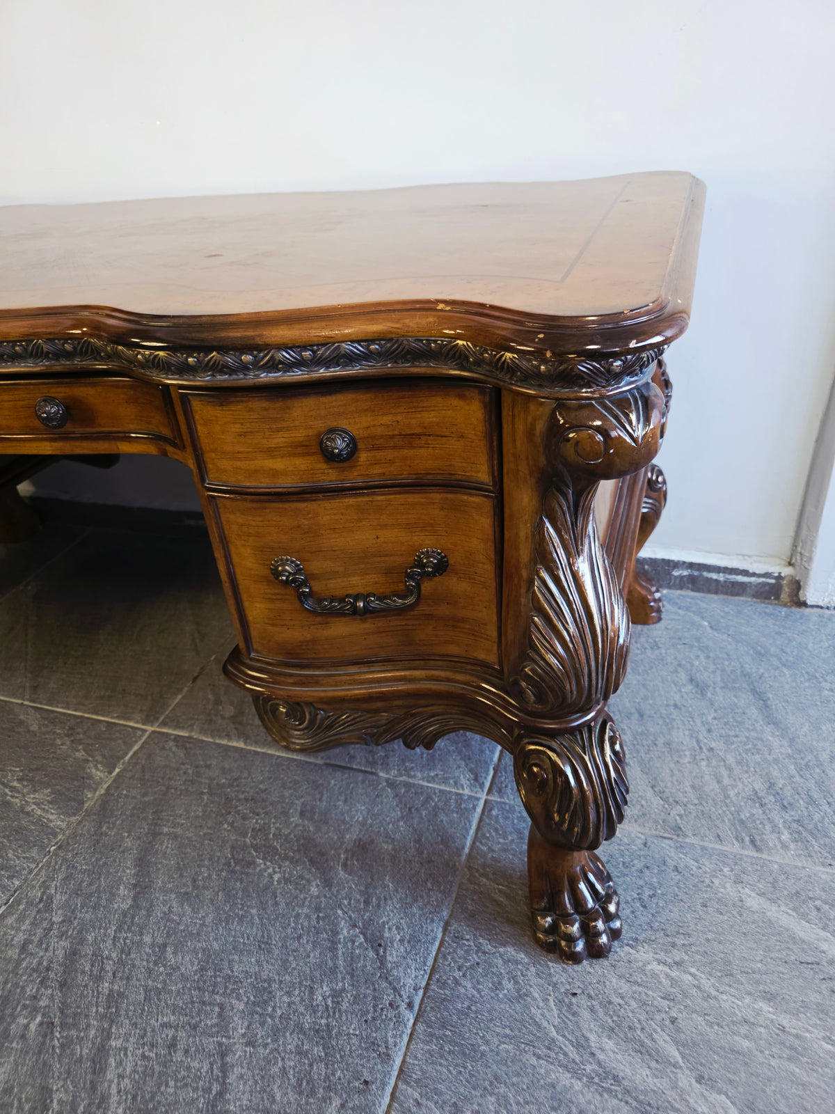 AICO Executive Desk – Michael Amini, Signature Series⚜️🏛️🌿