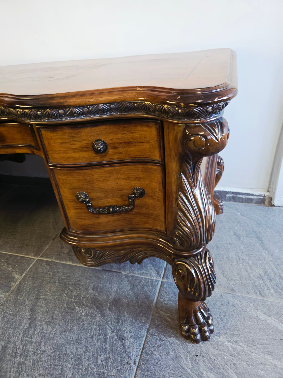 AICO Executive Desk – Michael Amini, Signature Series⚜️🏛️🌿