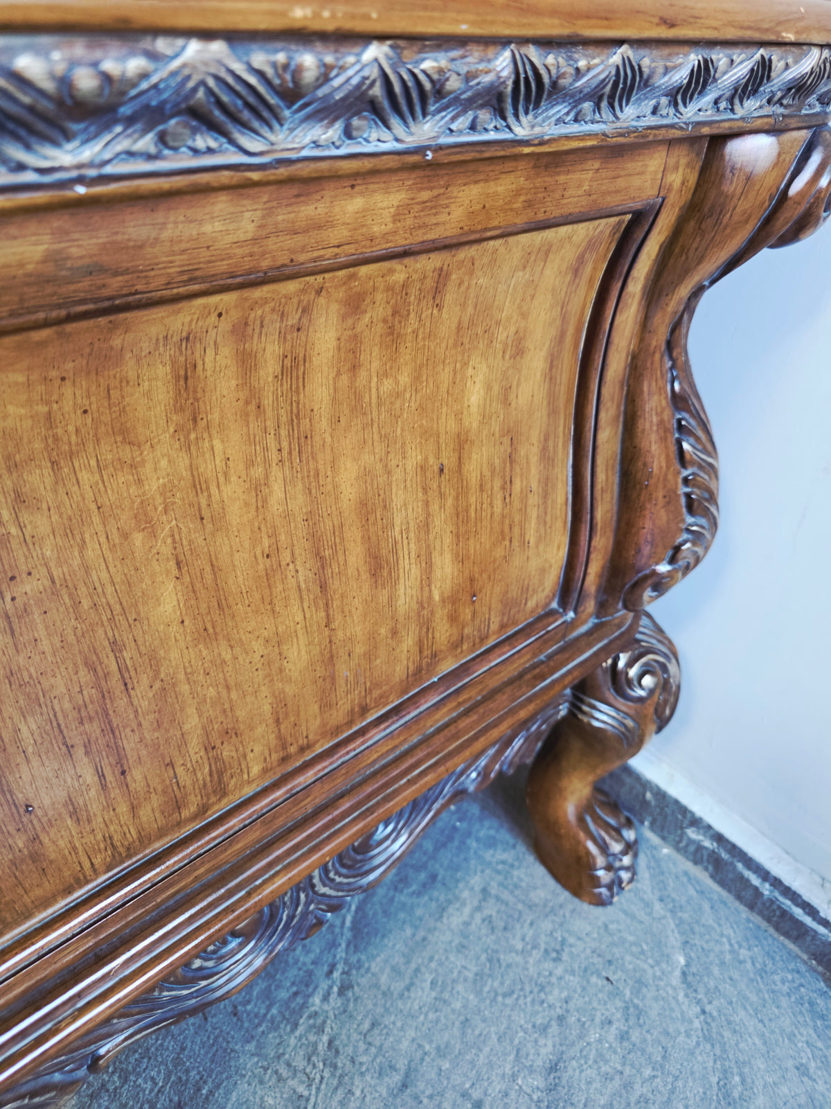 AICO Executive Desk – Michael Amini, Signature Series⚜️🏛️🌿