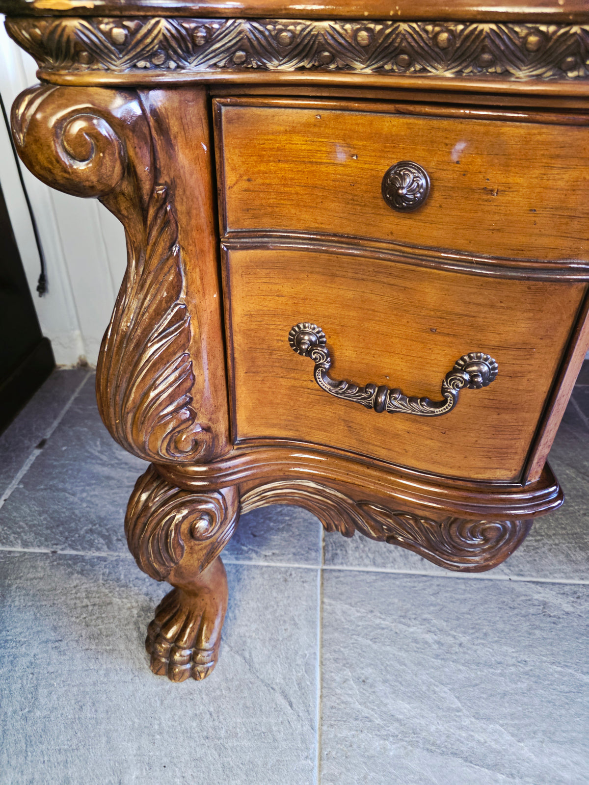 AICO Executive Desk – Michael Amini, Signature Series⚜️🏛️🌿