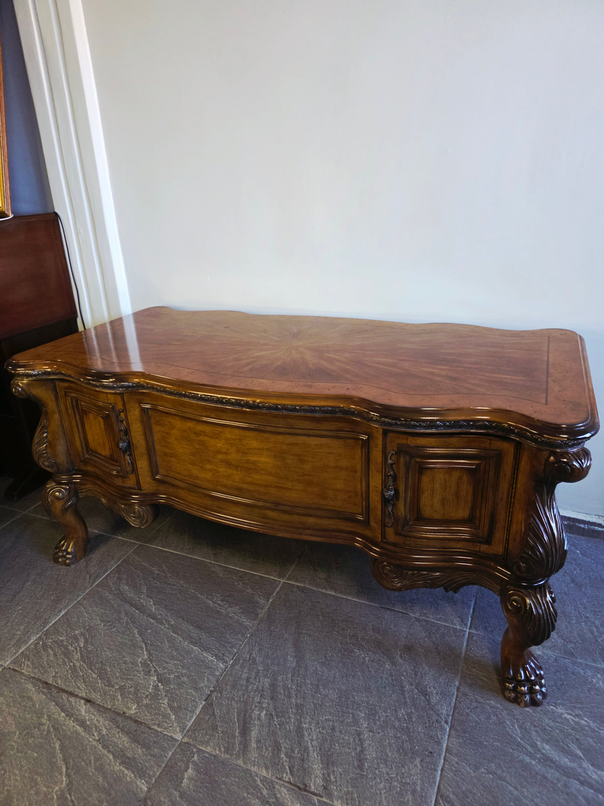 AICO Executive Desk – Michael Amini, Signature Series⚜️🏛️🌿