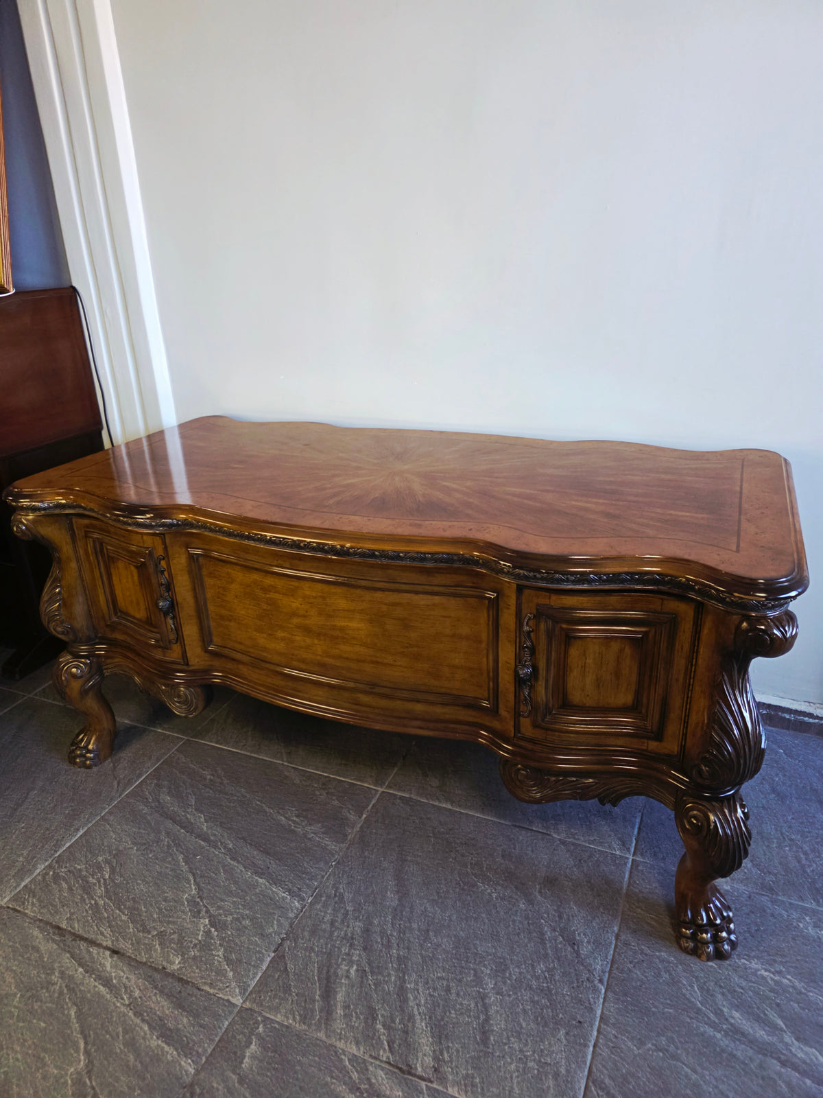 AICO Executive Desk – Michael Amini, Signature Series⚜️🏛️🌿