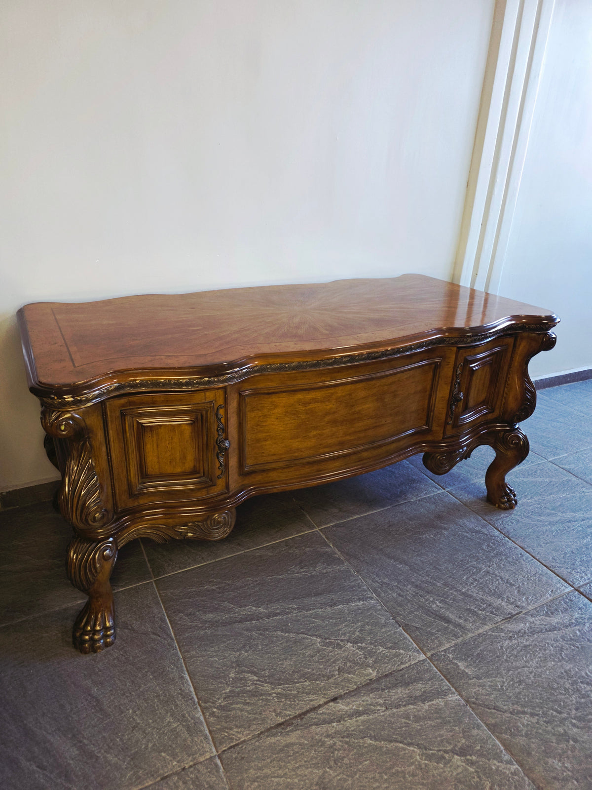 AICO Executive Desk – Michael Amini, Signature Series⚜️🏛️🌿
