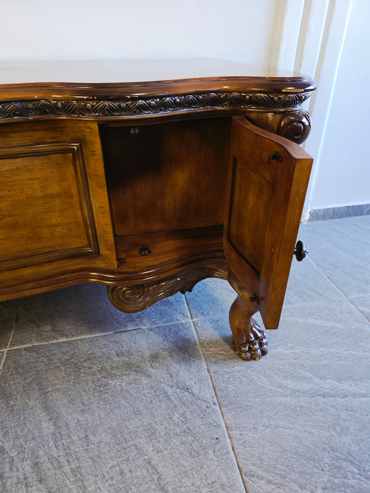 AICO Executive Desk – Michael Amini, Signature Series⚜️🏛️🌿