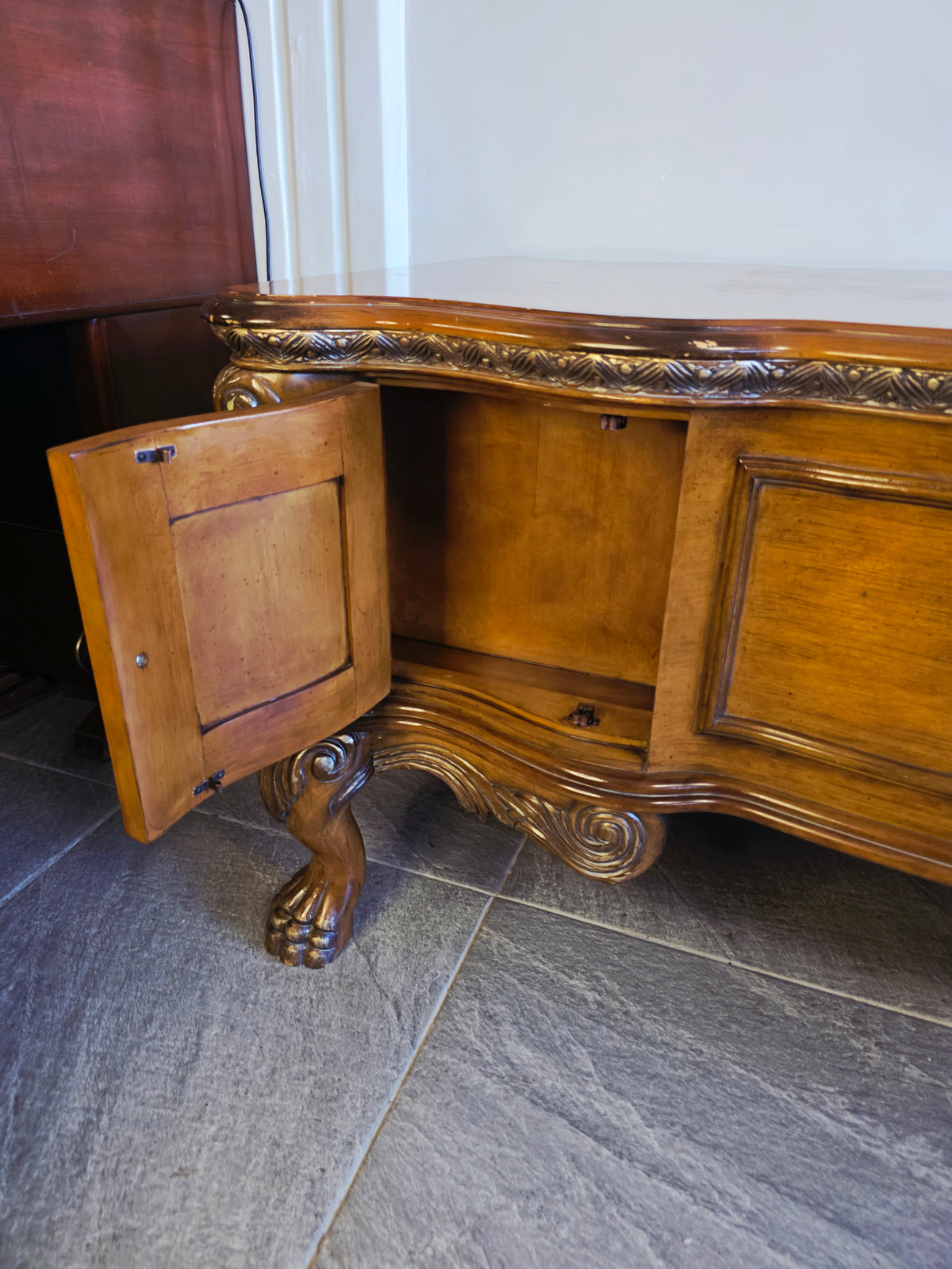 AICO Executive Desk – Michael Amini, Signature Series⚜️🏛️🌿