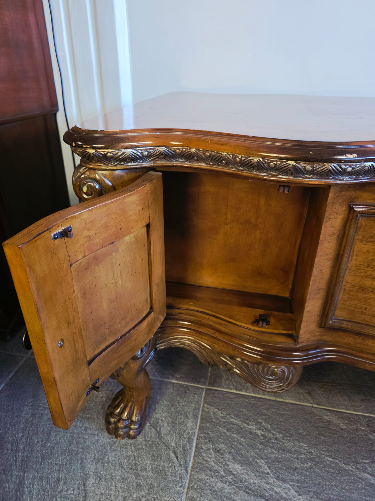 AICO Executive Desk – Michael Amini, Signature Series⚜️🏛️🌿