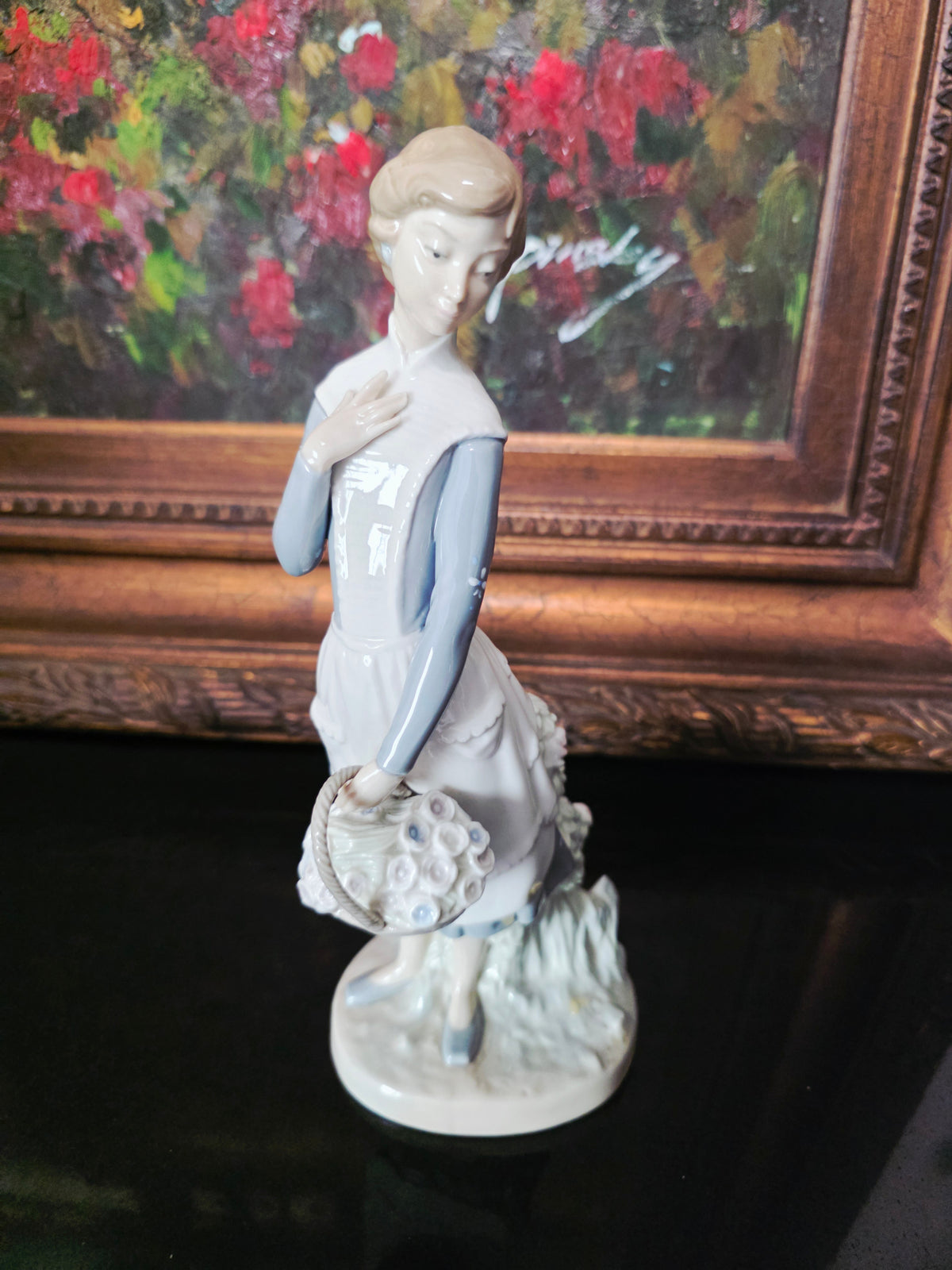 Nao by Lladró sculpture "Young Girl with Flower Basket" ✨🏛️