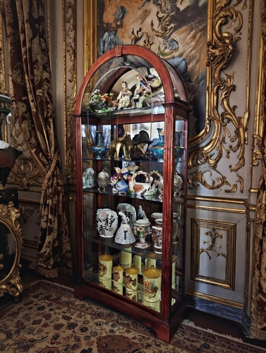 Howard Miller Collector's Cabinet Model 680-186 🕰️🪙🪶