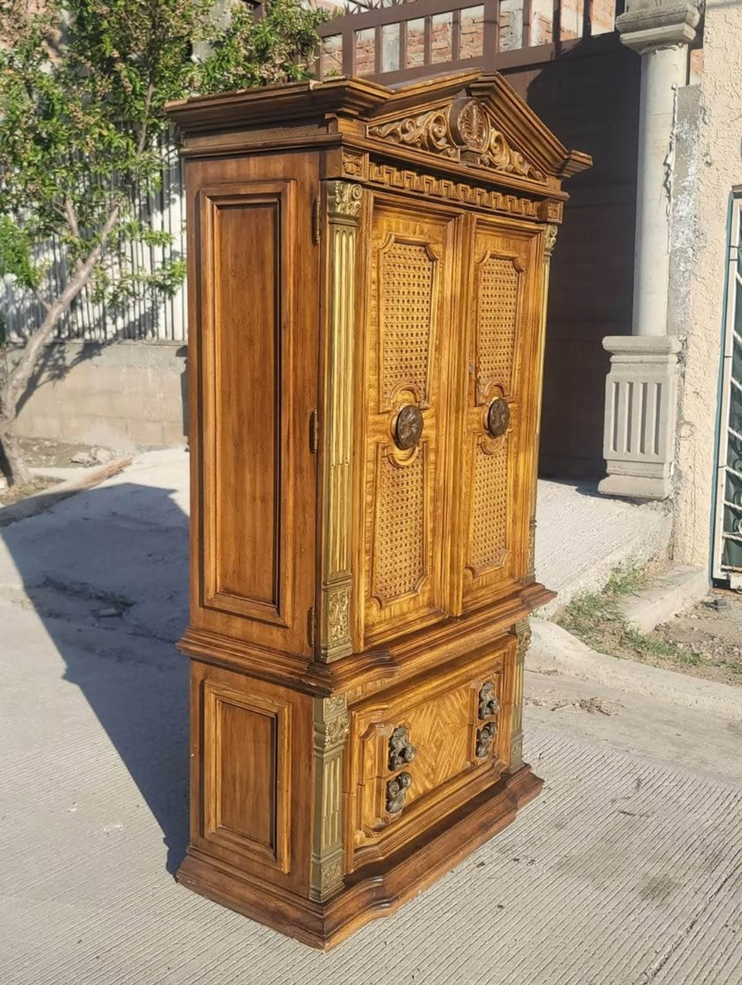 ¡Armario Vintage en Rosarito Antiques! 🏡✨