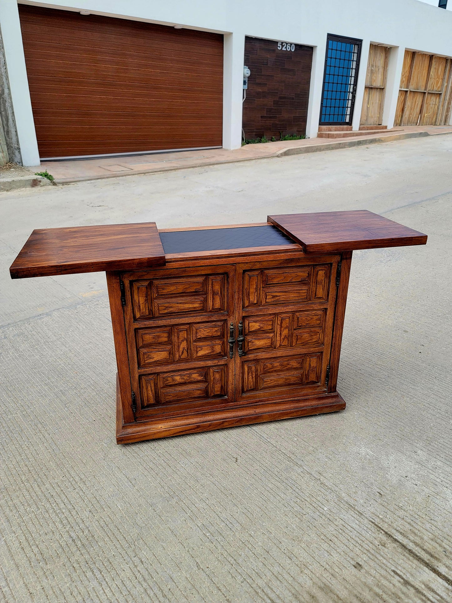 Wooden Cabinet with Extendable Top – Artisanal Nobility and Versatility✨🪶