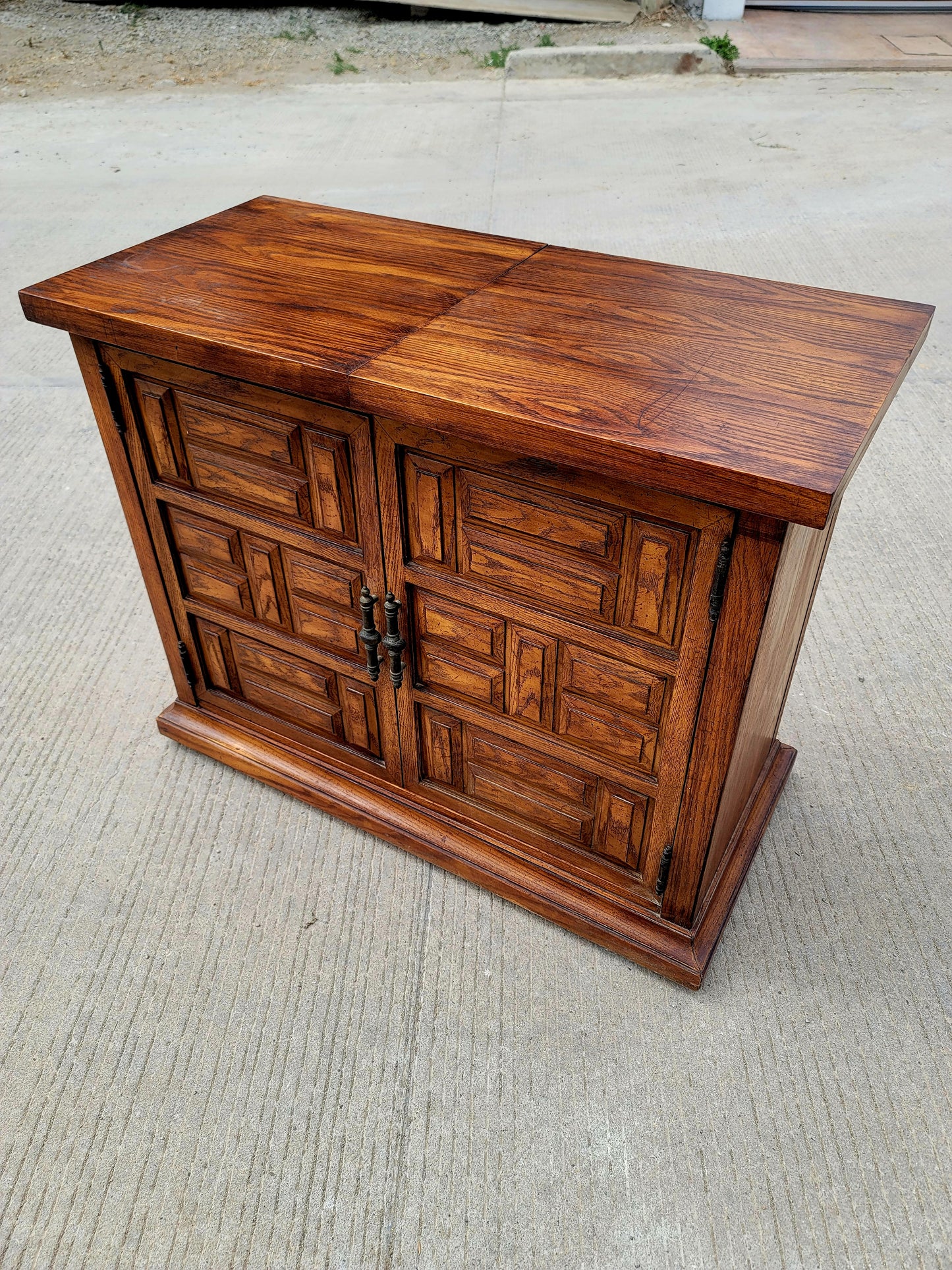 Wooden Cabinet with Extendable Top – Artisanal Nobility and Versatility✨🪶