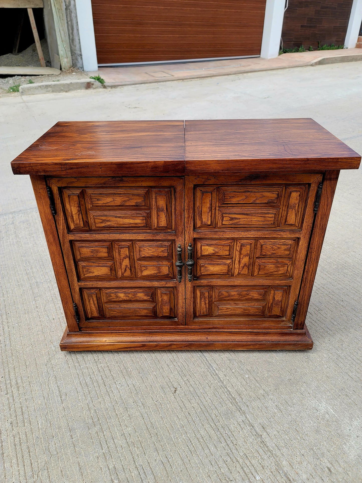 Wooden Cabinet with Extendable Top – Artisanal Nobility and Versatility✨🪶