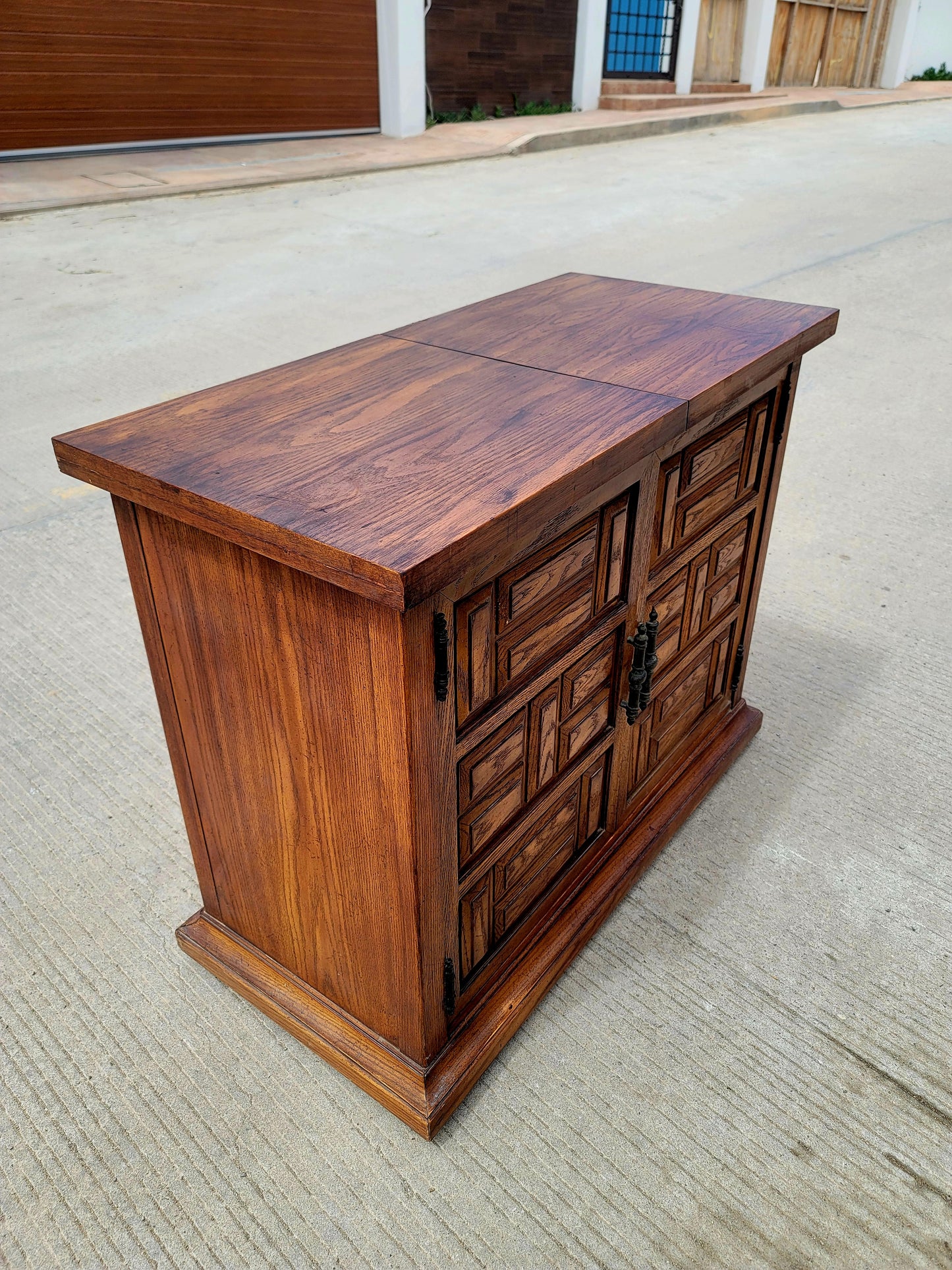 Wooden Cabinet with Extendable Top – Artisanal Nobility and Versatility✨🪶