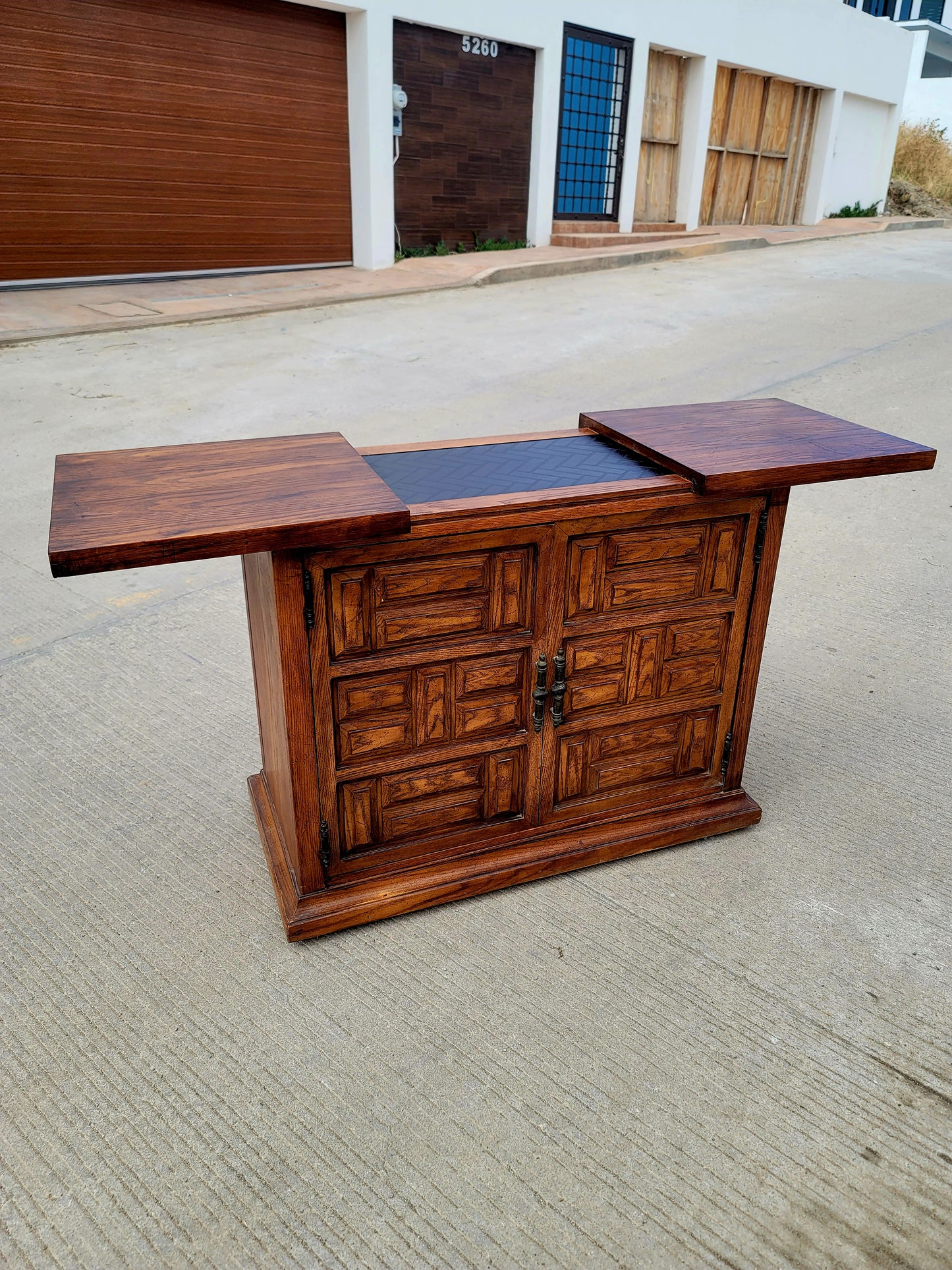 Wooden Cabinet with Extendable Top – Artisanal Nobility and Versatility✨🪶